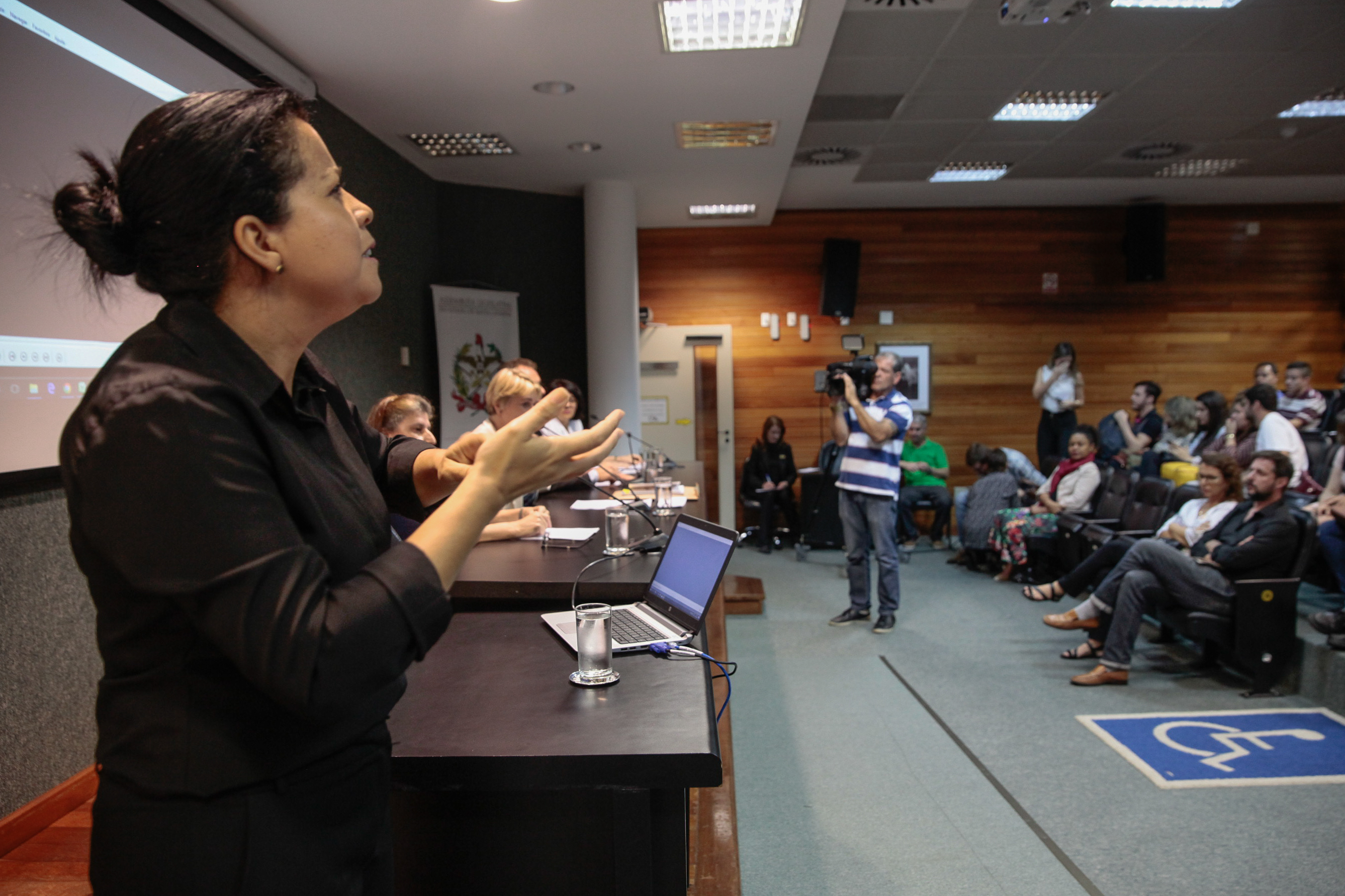 Audiência Pública sobre Acessibilidade no Atendimento ao Cidadão Surdo pela Língua Brasileira de Sinais.