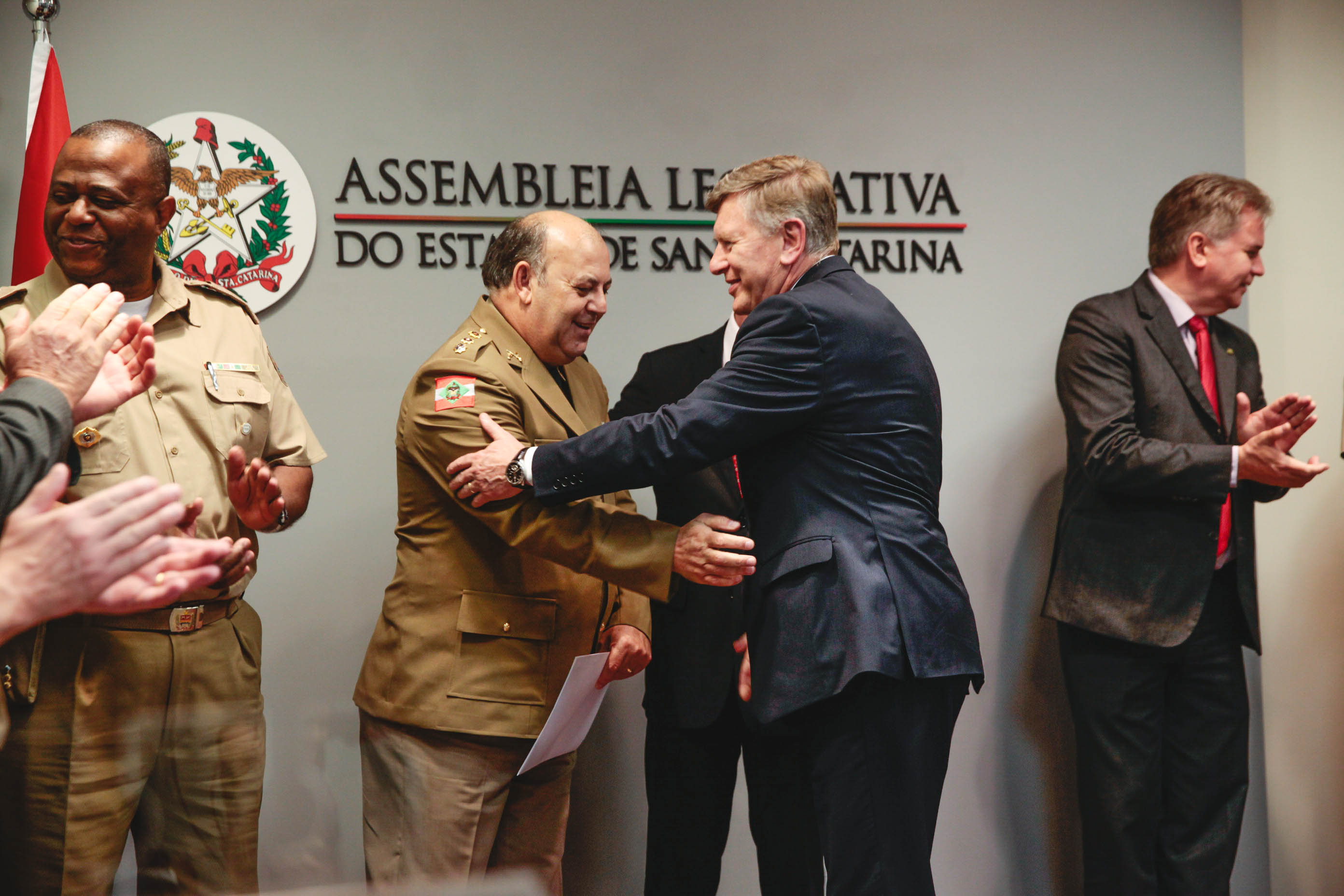Coronel da Polícia Militar Cosme Manique Barreto recebe Moção de Aplausos.