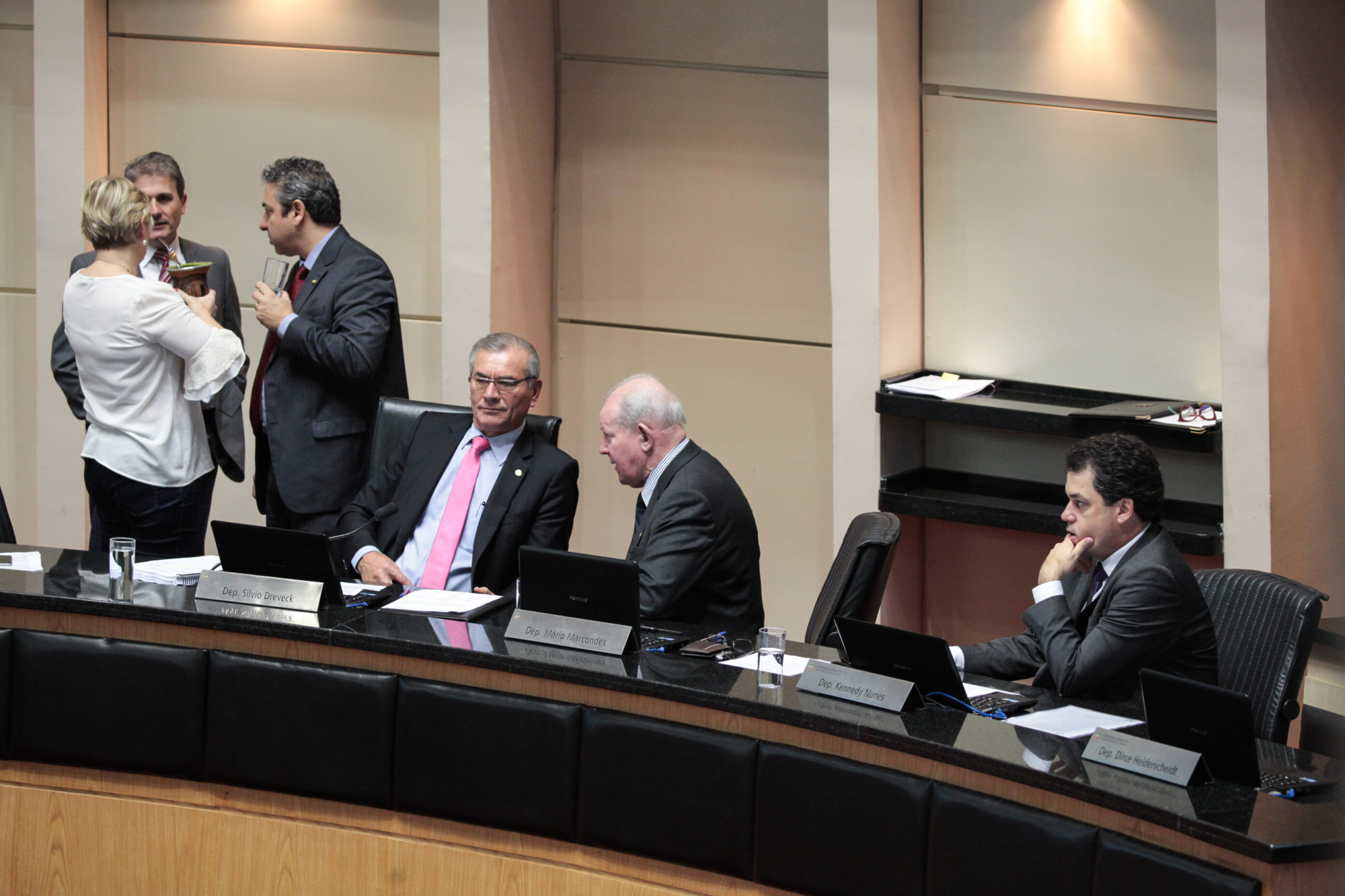 Judicialização, escola sem partido e aposentadorias na PC: temas da tribuna