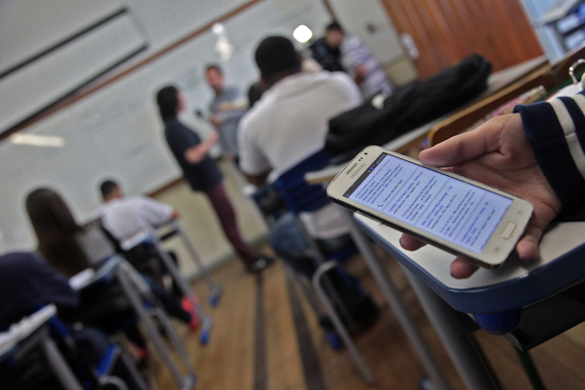 Audiência pública vai debater uso de telefone celular em sala de aula