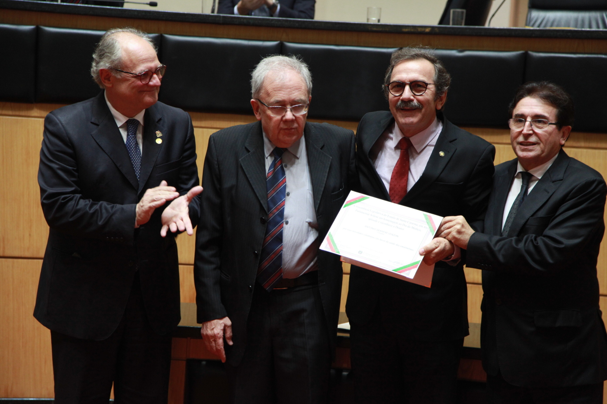 Assembleia promove noite de homenagens em alusão ao Dia do Médico