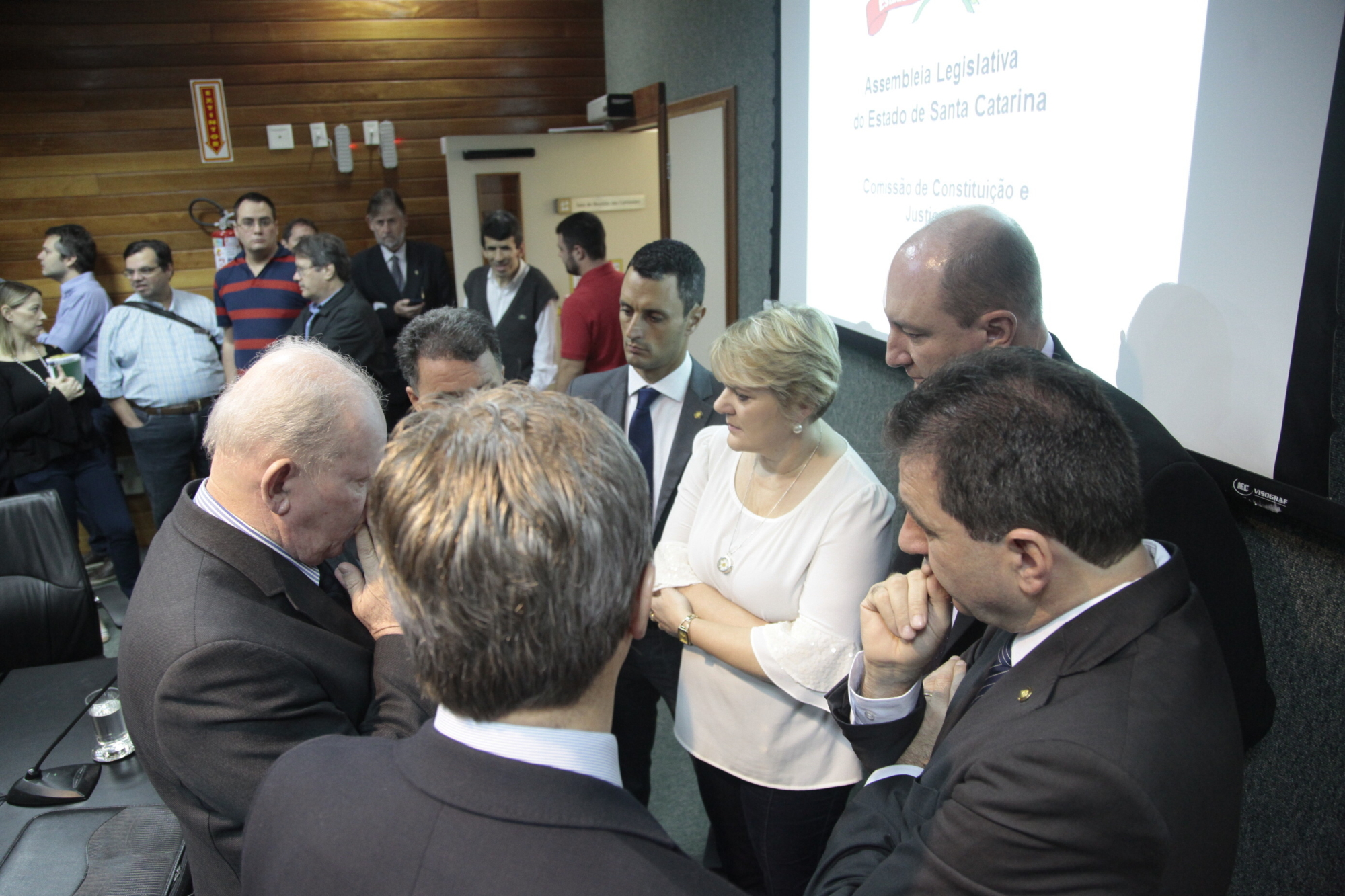 Deputados conversam antes da reunião