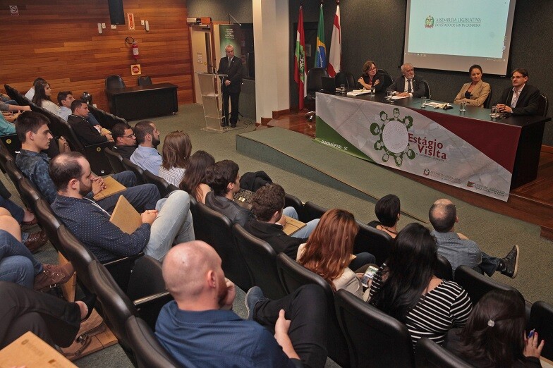 Alesc abre as portas para universitários com o programa estágio-visita