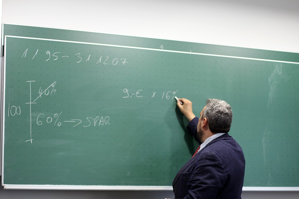 Dia do professor ganha destaque na tribuna da Assembleia