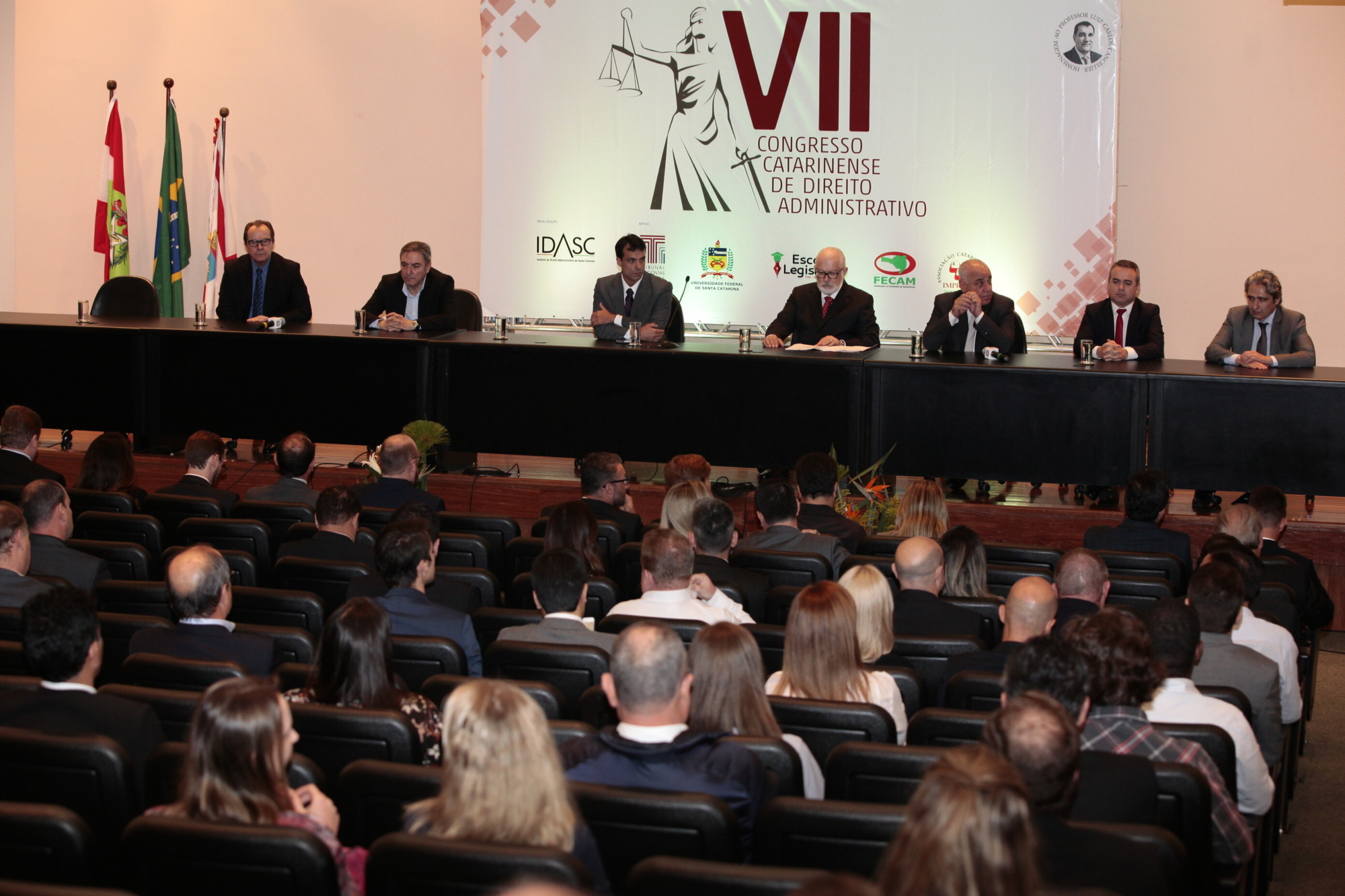 Homenagem a reitor marca abertura do Congresso de Direito Administrativo
