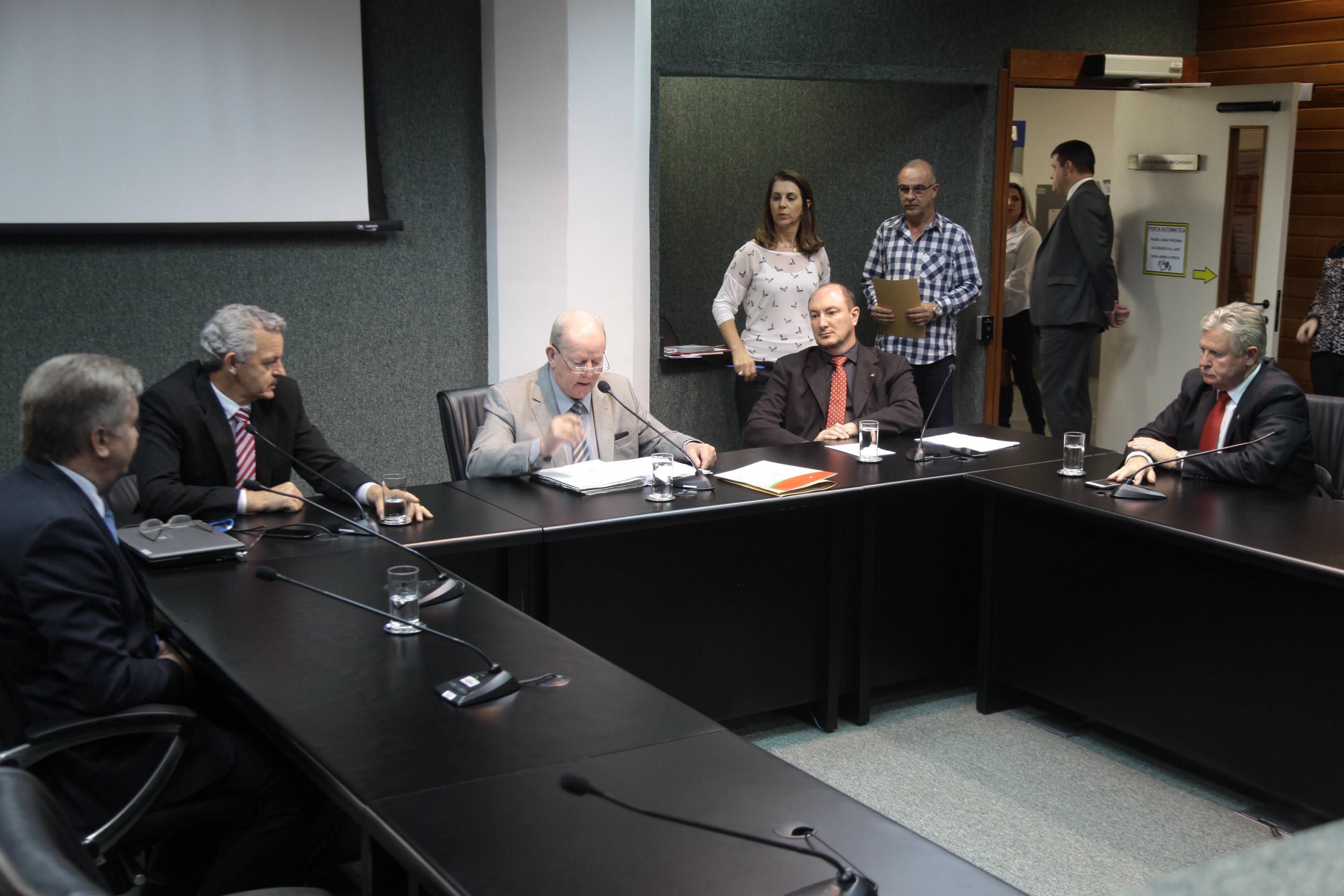 Comissão Especial discute alterações no Regimento Interno da Alesc.