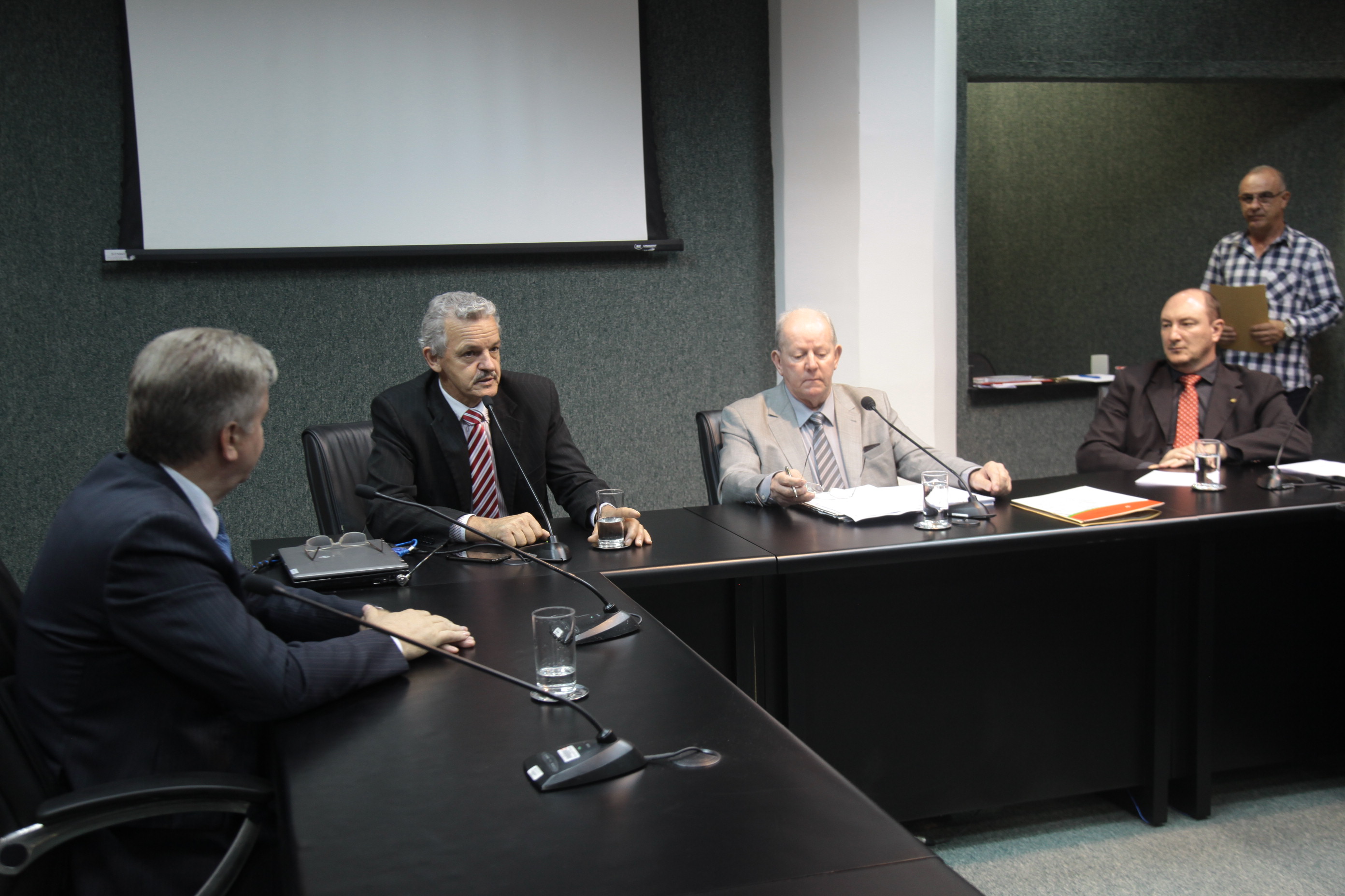 Comissão Especial discute alterações no Regimento Interno da Alesc.