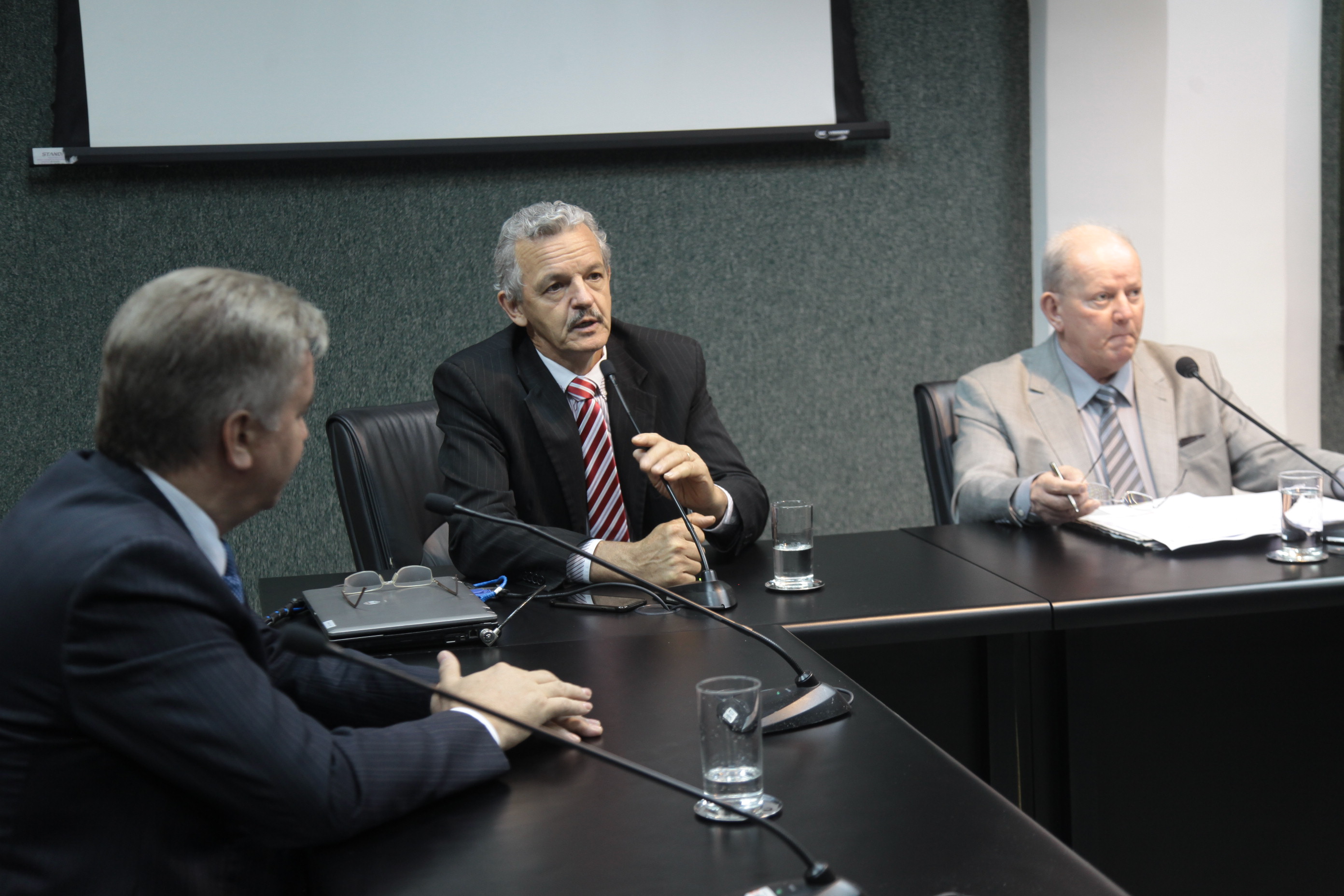 Comissão Especial discute alterações no Regimento Interno da Alesc.