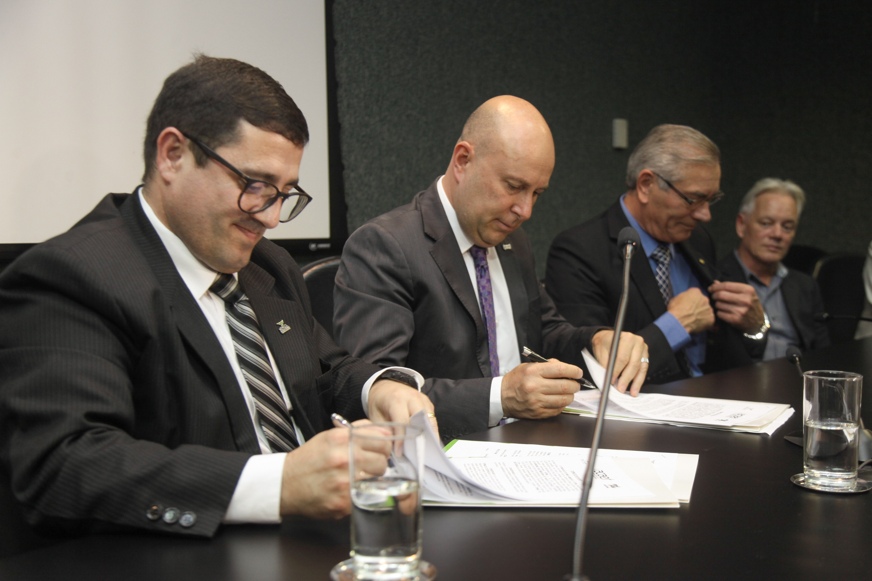 Assinatura para obtenção das licenças ambientais das antenas de emissoras de Rádio e TV de SC.