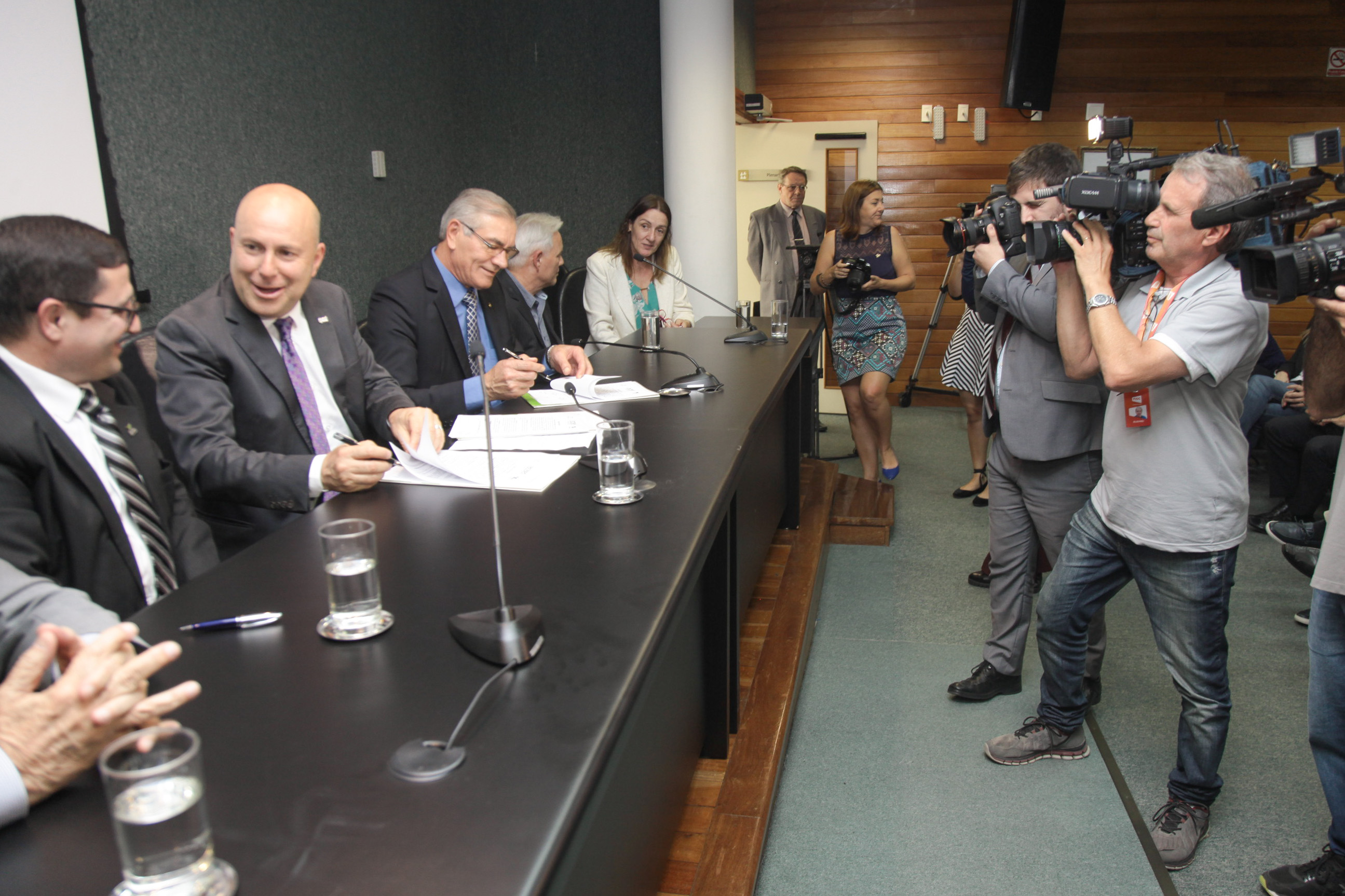 Assinatura para obtenção das licenças ambientais das antenas de emissoras de Rádio e TV de SC