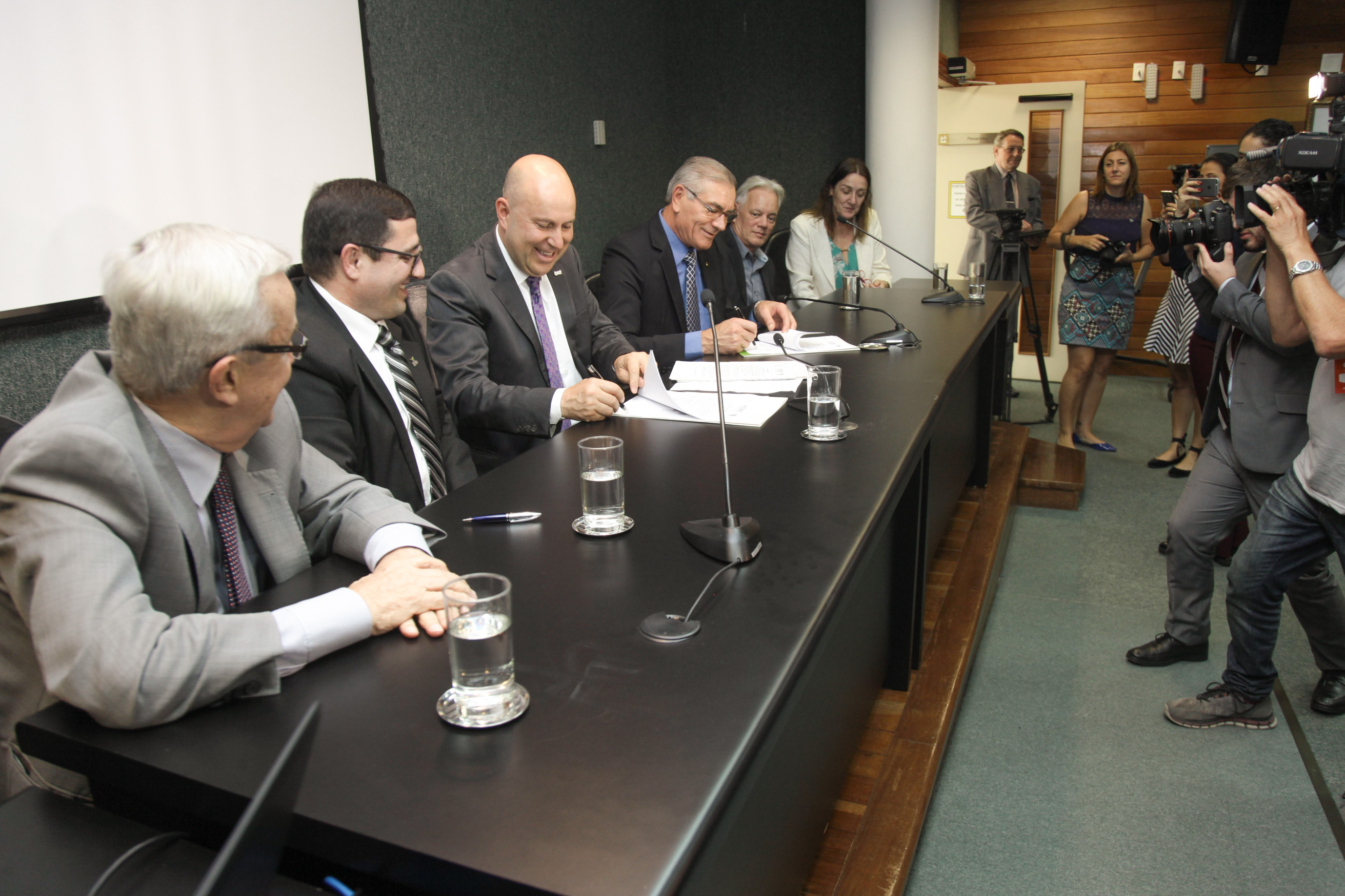 Assinatura para obtenção das licenças ambientais das antenas de emissoras de Rádio e TV de SC.