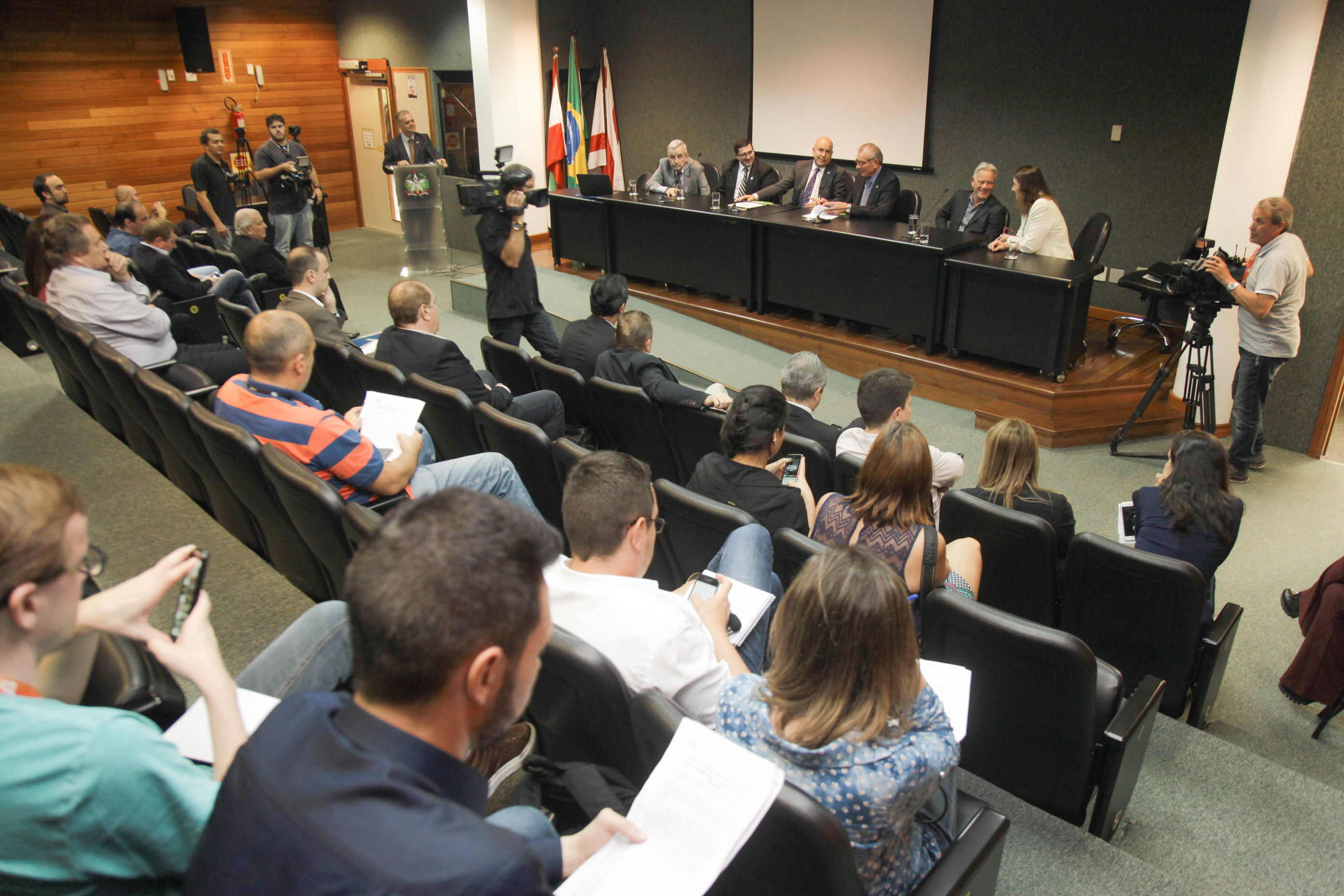 Assinatura para obtenção das licenças ambientais das antenas de emissoras de Rádio e TV de SC.