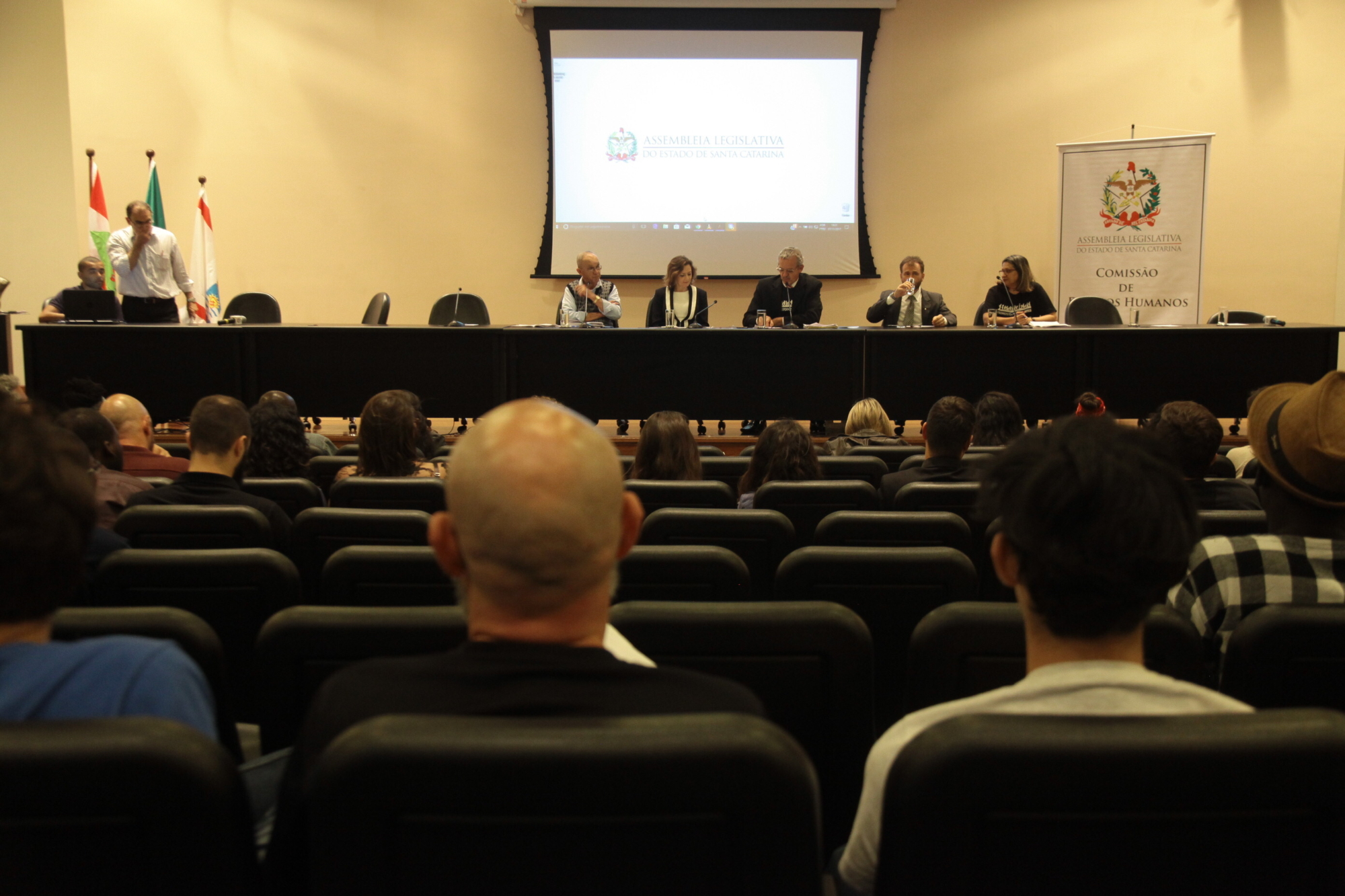 Parlamento discute situação dos imigrantes em SC