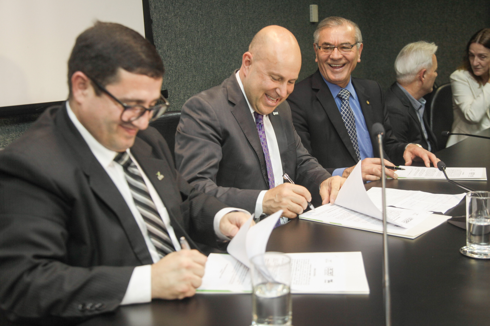 Termo permitirá regularização ambiental de antenas de rádio e TV
