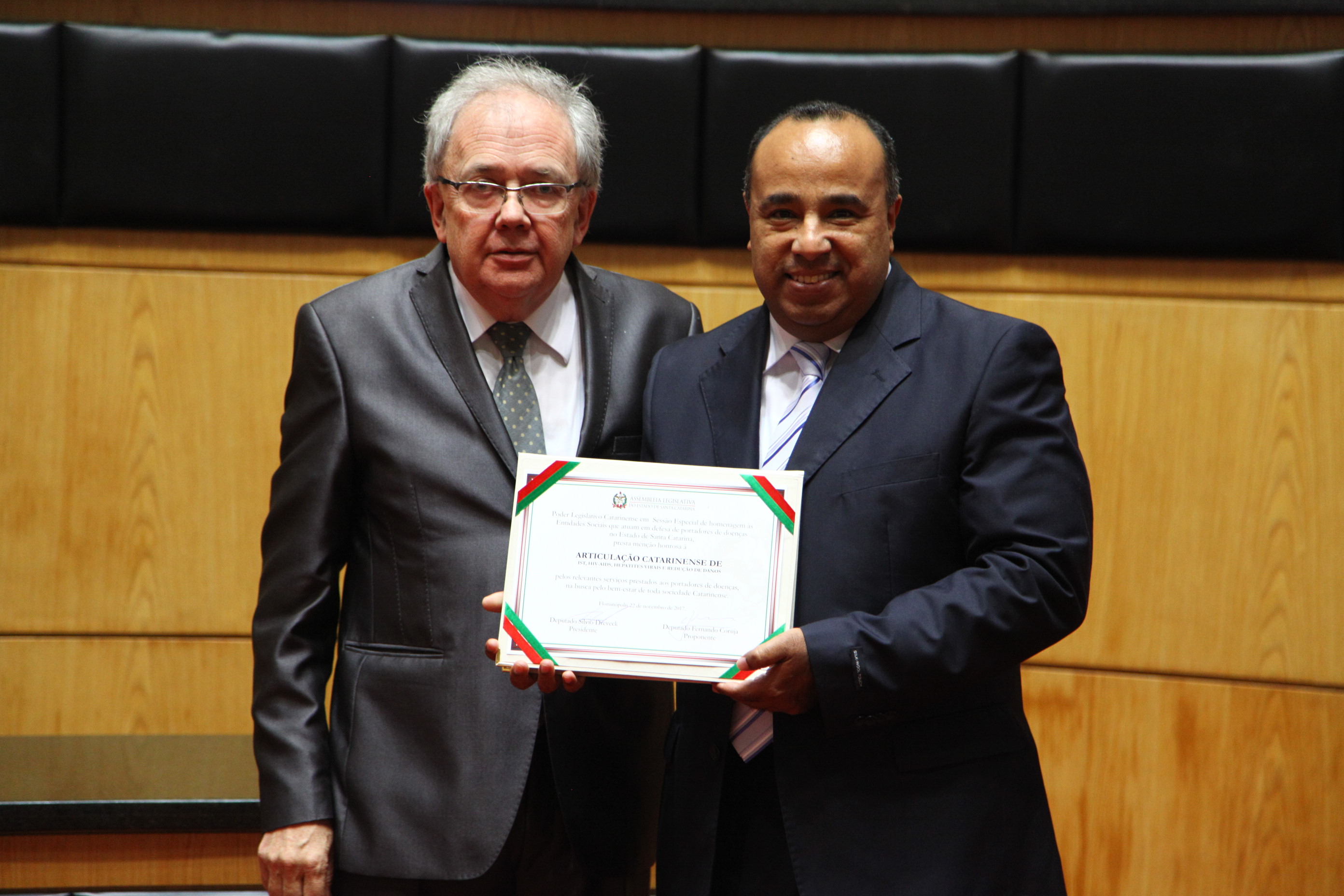 Homenagem às entidades sociais que atuam em defesa de portadores de doenças em SC
