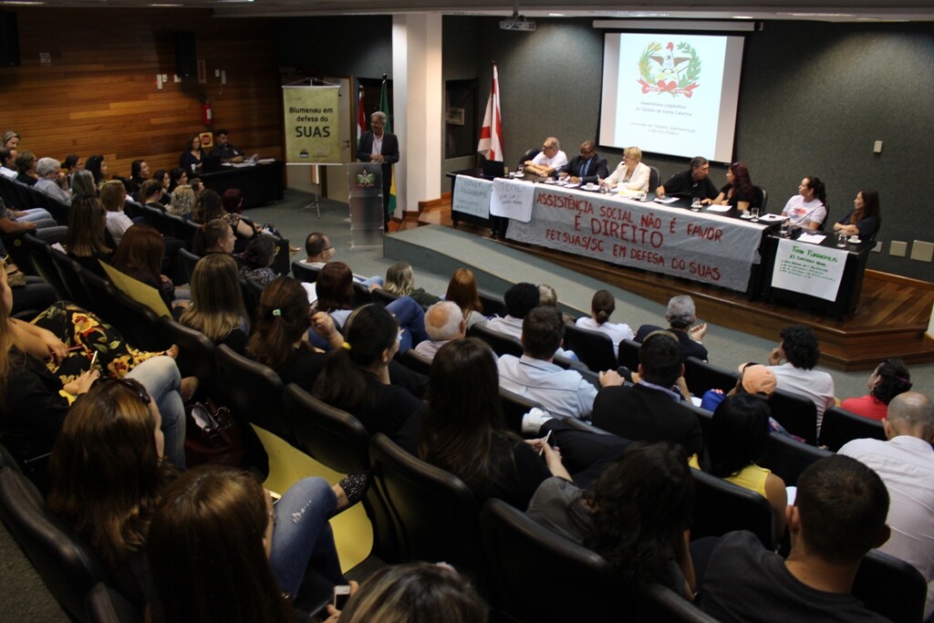 Gestores e profissionais contra corte de repasses à assistência social
