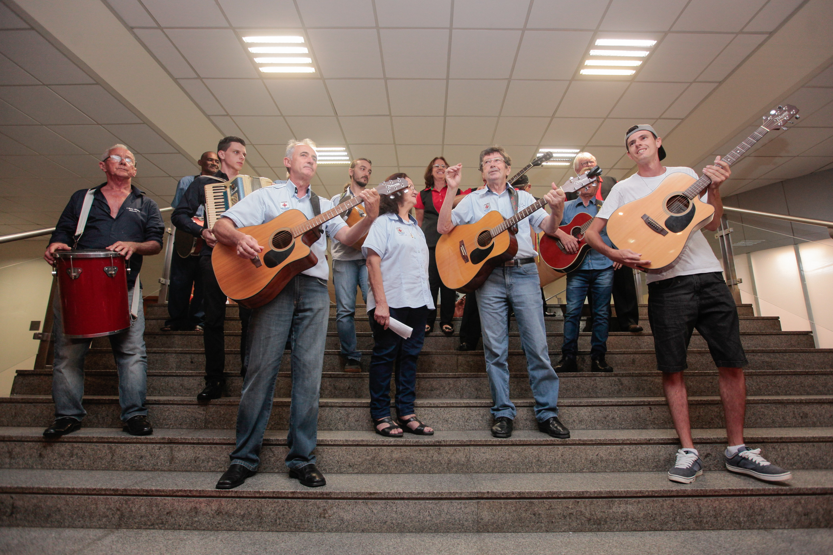 Grupo de Terno de Reis se apresenta no hall da Alesc.