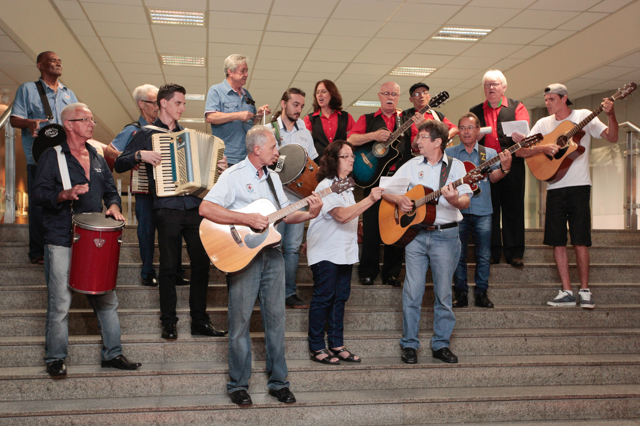 Grupo de Terno de Reis se apresenta no hall da Alesc.