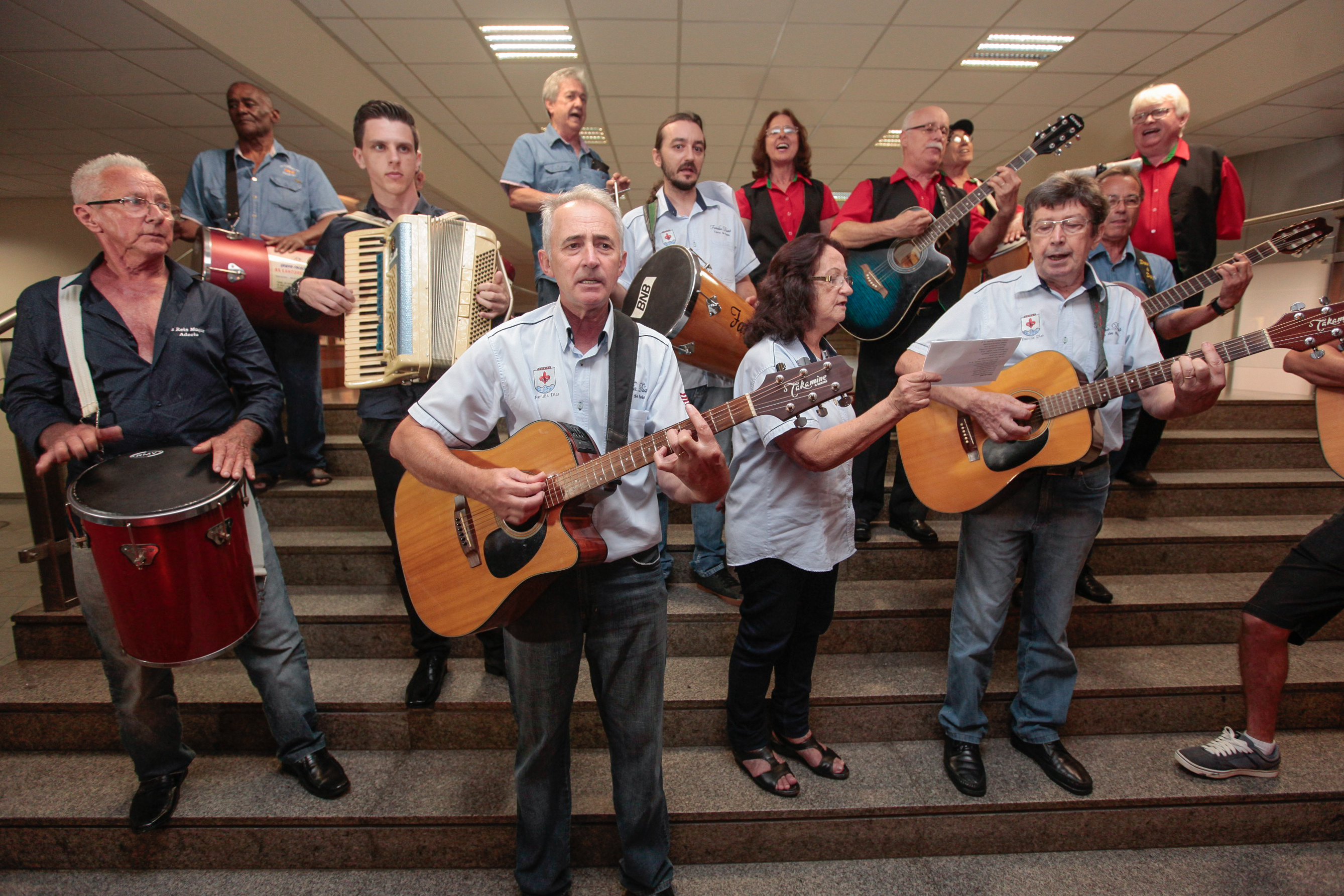 Grupo de Terno de Reis se apresenta no hall da Alesc