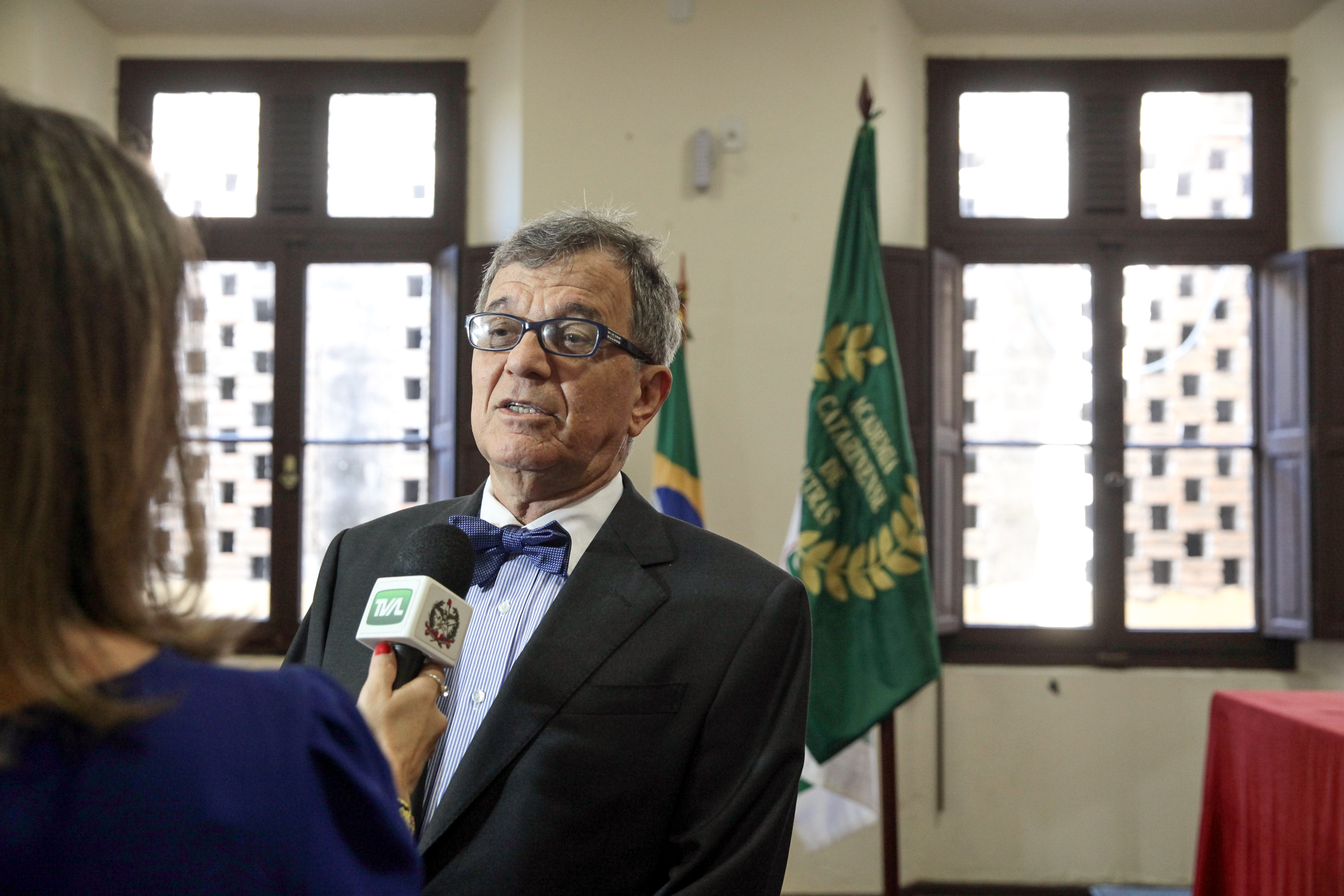 Deonísio da Silva, membro da ACL.  Documentário sobre a Academia Catarinense de Letras.