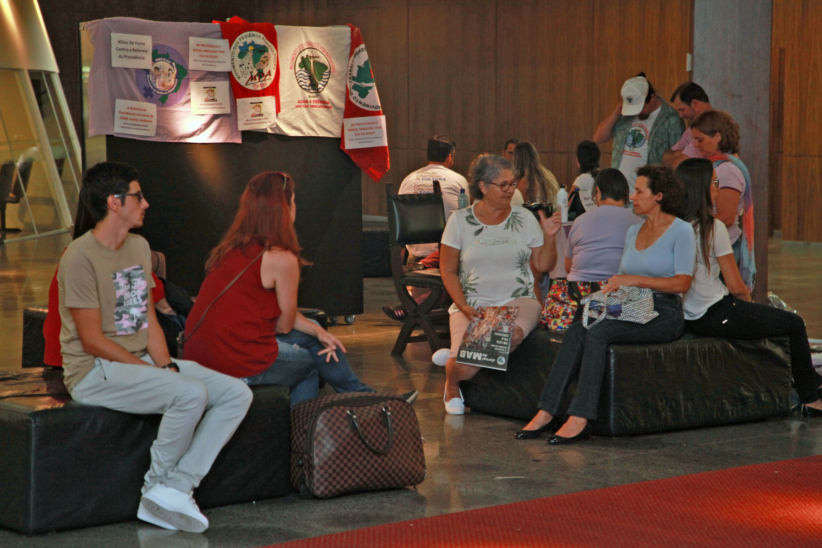 Grupo Faz Dias de Fome no Hall da Alesc.
