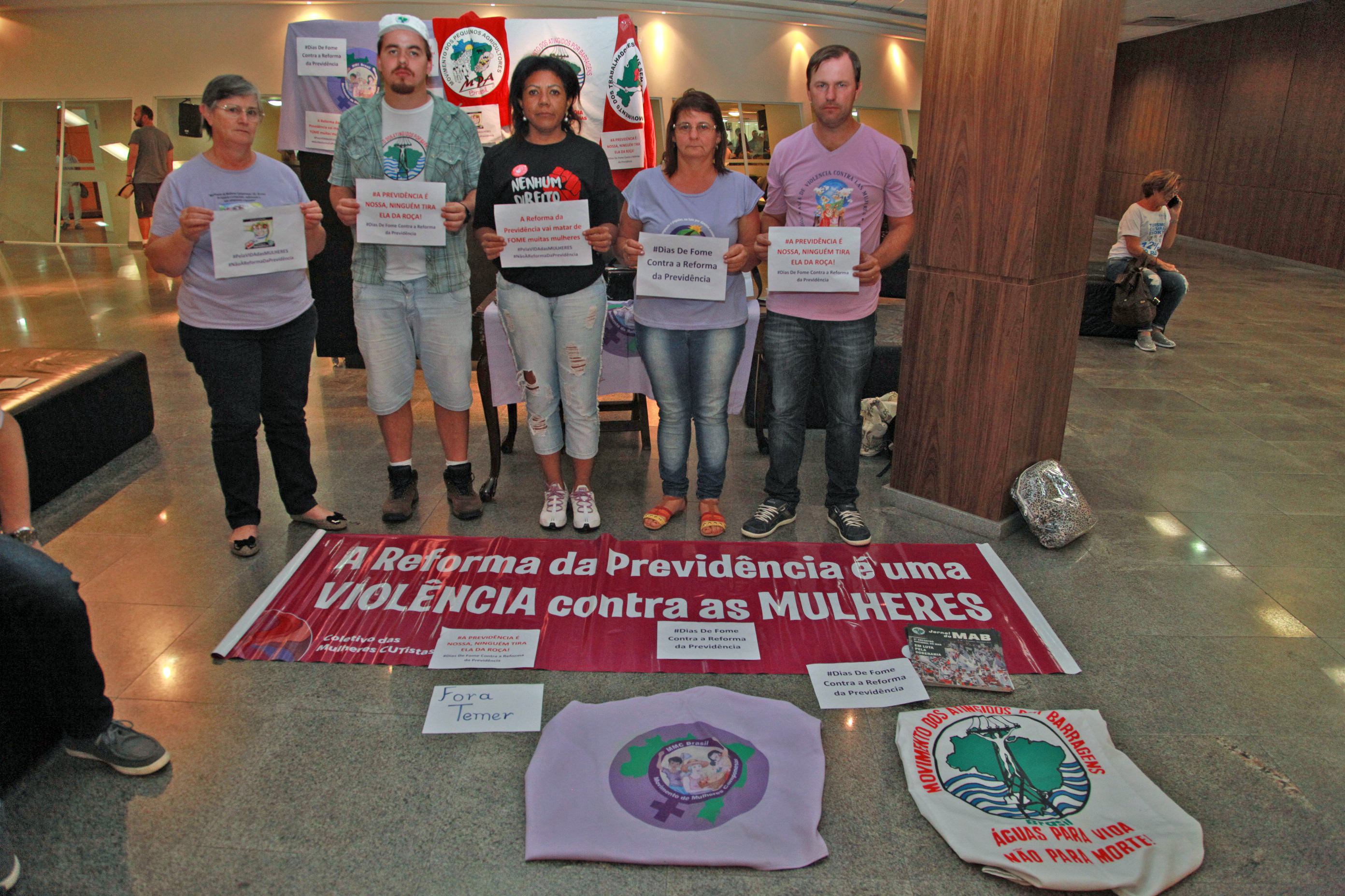 Grupo Faz Dias de Fome no Hall da Alesc.