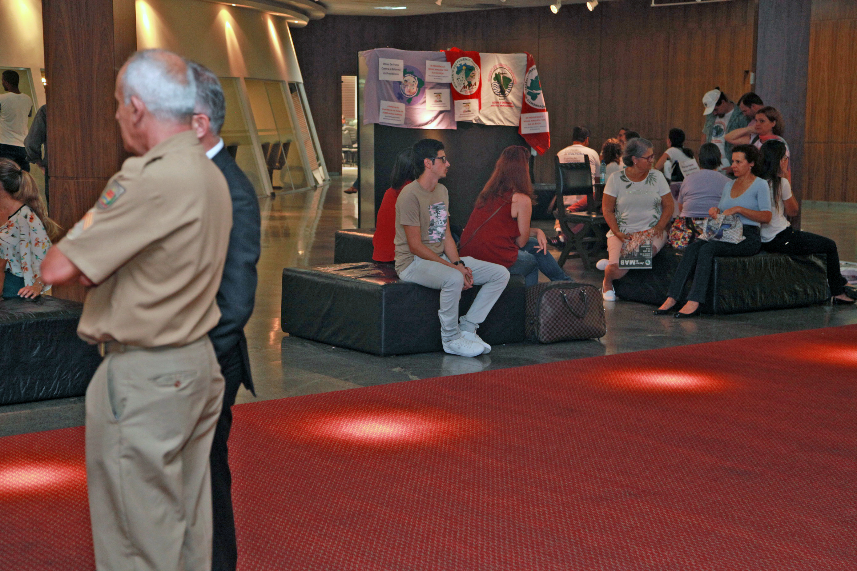 Grupo Faz Dias de Fome no Hall da Alesc