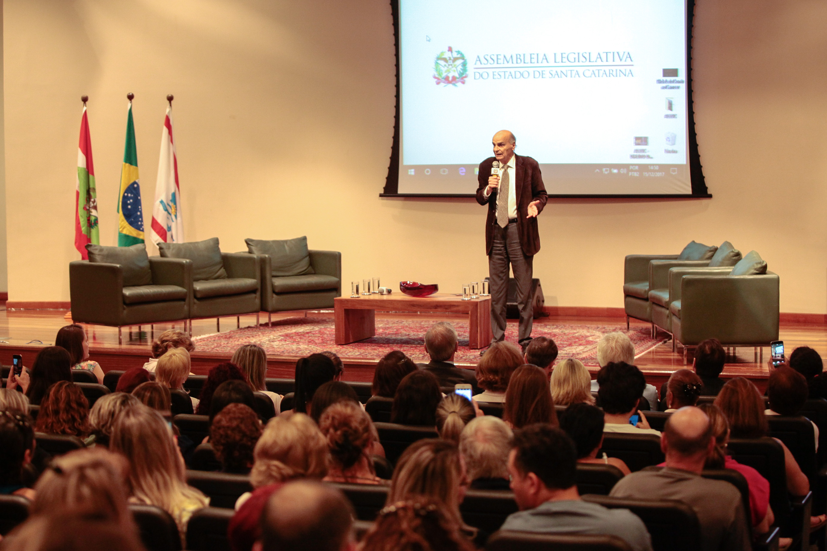 Palestra com Dr. Drauzio Varella e lançamento de campanha Câncer, Você Não Está Sozinho Nessa Luta.