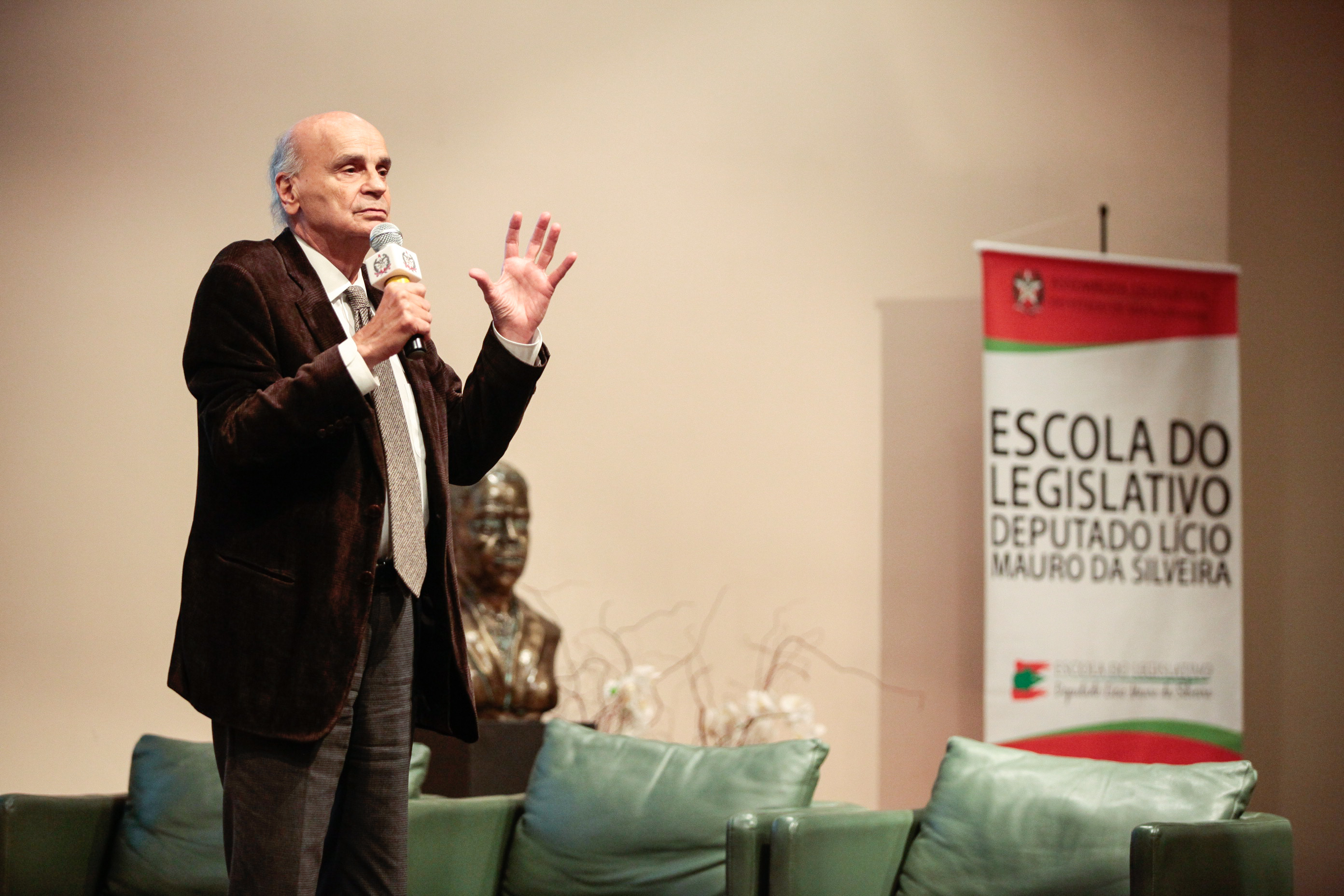 Palestra com Dr. Drauzio Varella e lançamento de campanha Câncer, Você Não Está Sozinho Nessa Luta.