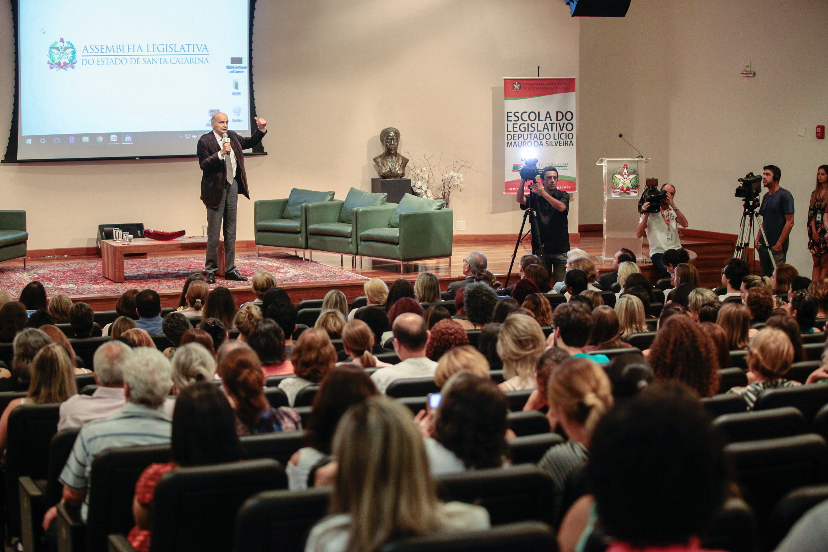 Palestra com Dr. Drauzio Varella e lançamento de campanha Câncer, Você Não Está Sozinho Nessa Luta.