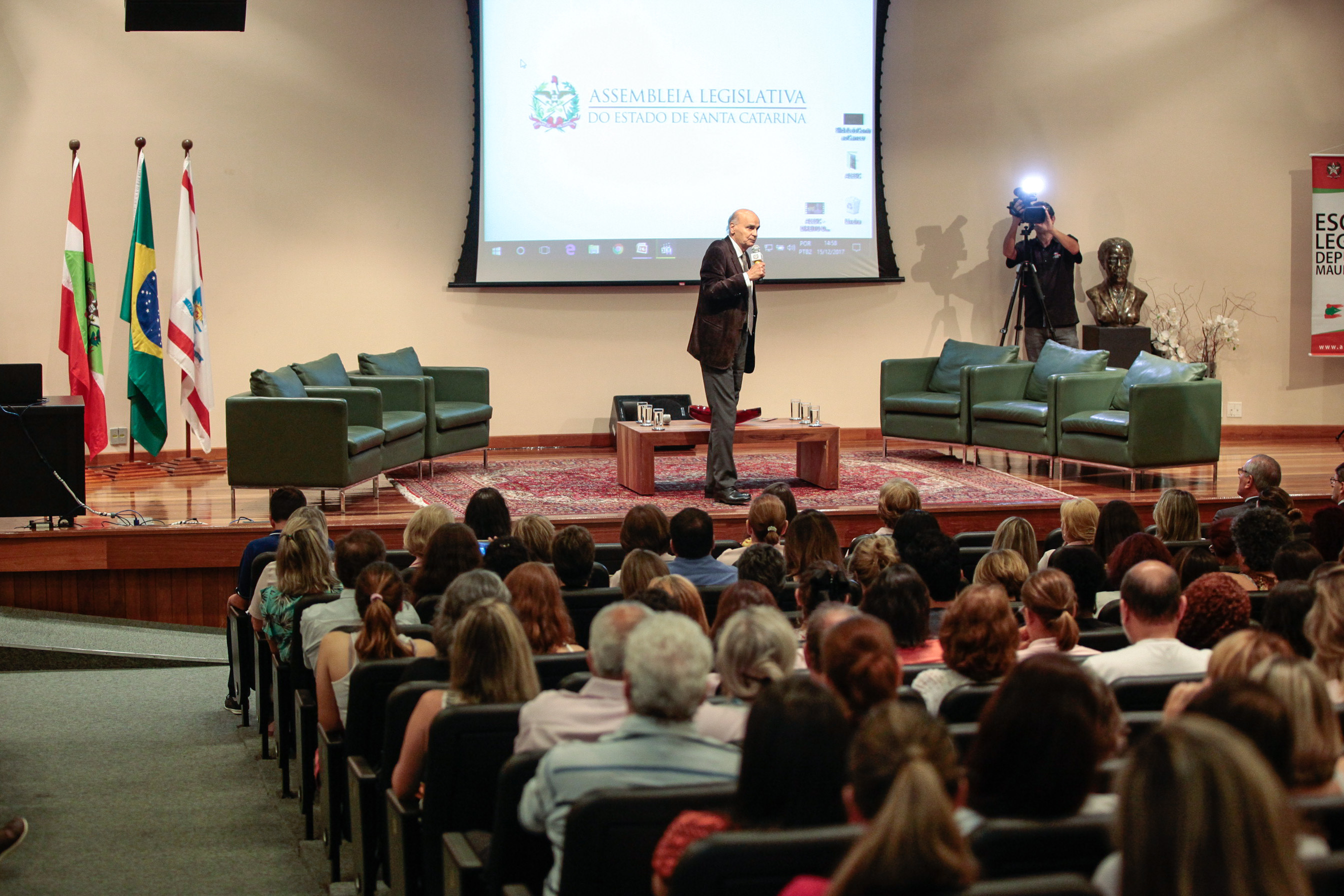 Palestra com Dr. Drauzio Varella e lançamento de campanha Câncer, Você Não Está Sozinho Nessa Luta.