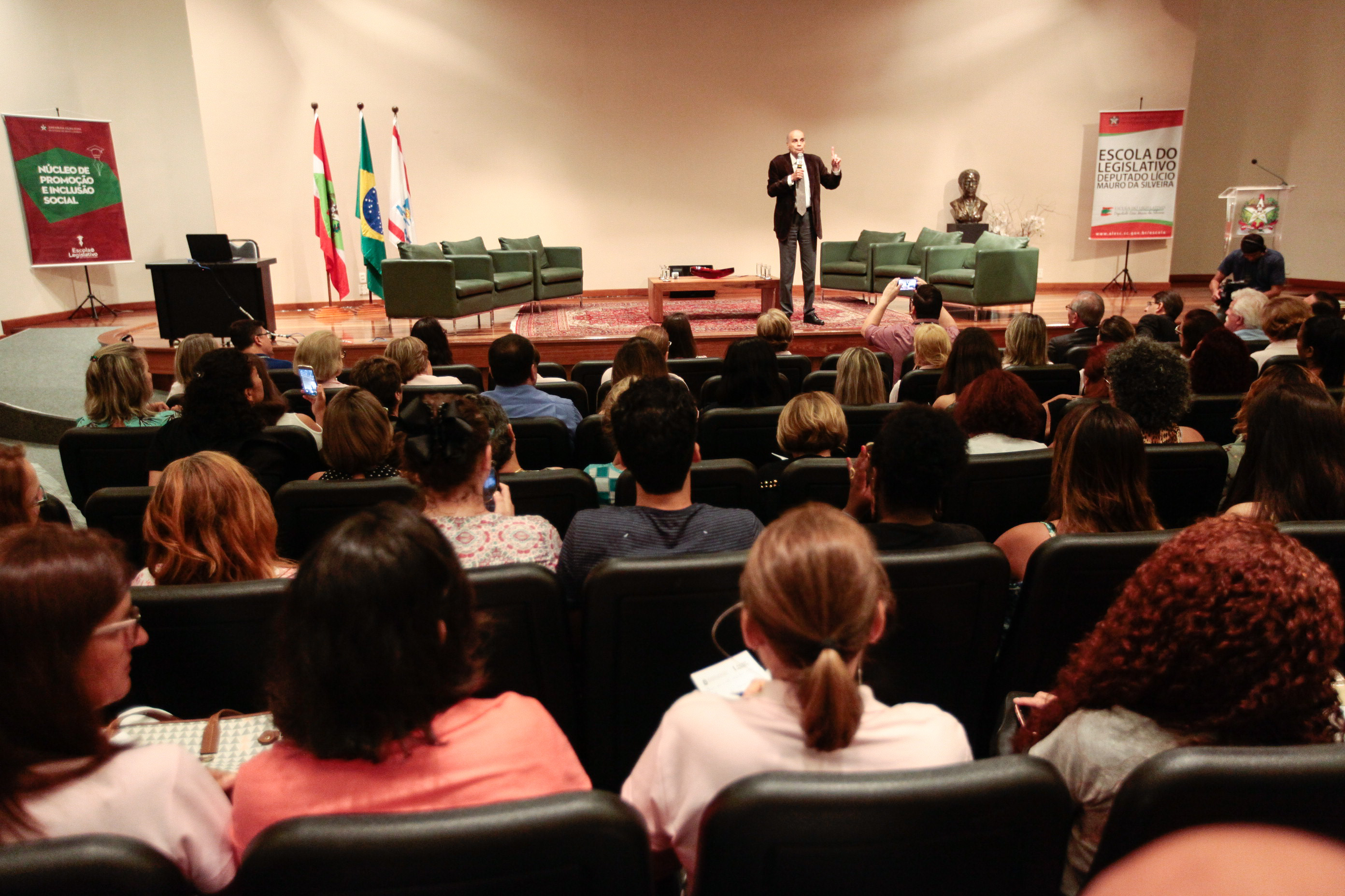 Palestra com Dr. Drauzio Varella e lançamento de campanha Câncer, Você Não Está Sozinho Nessa Luta.