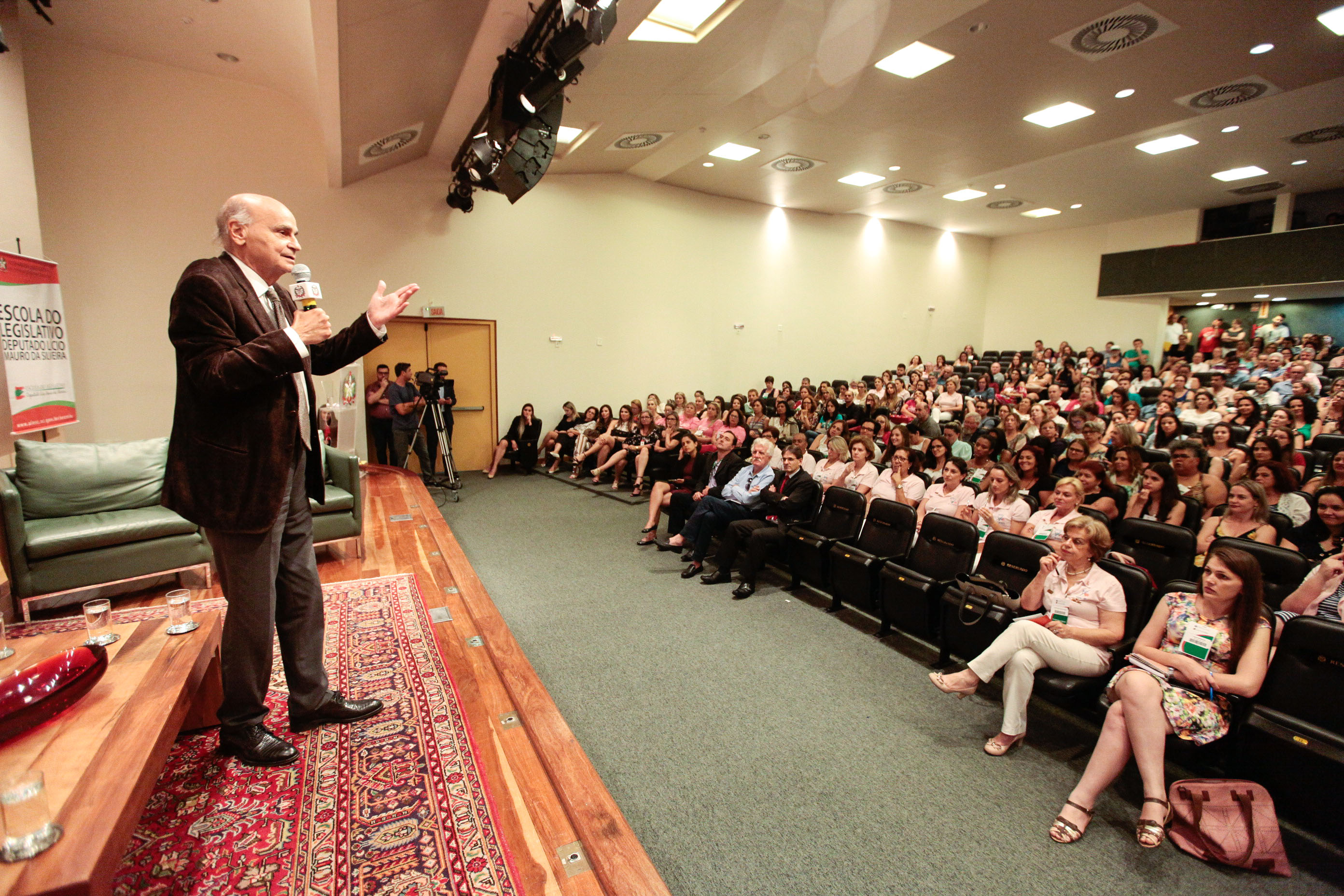 Palestra com Dr. Drauzio Varella e lançamento de campanha Câncer, Você Não Está Sozinho Nessa Luta.