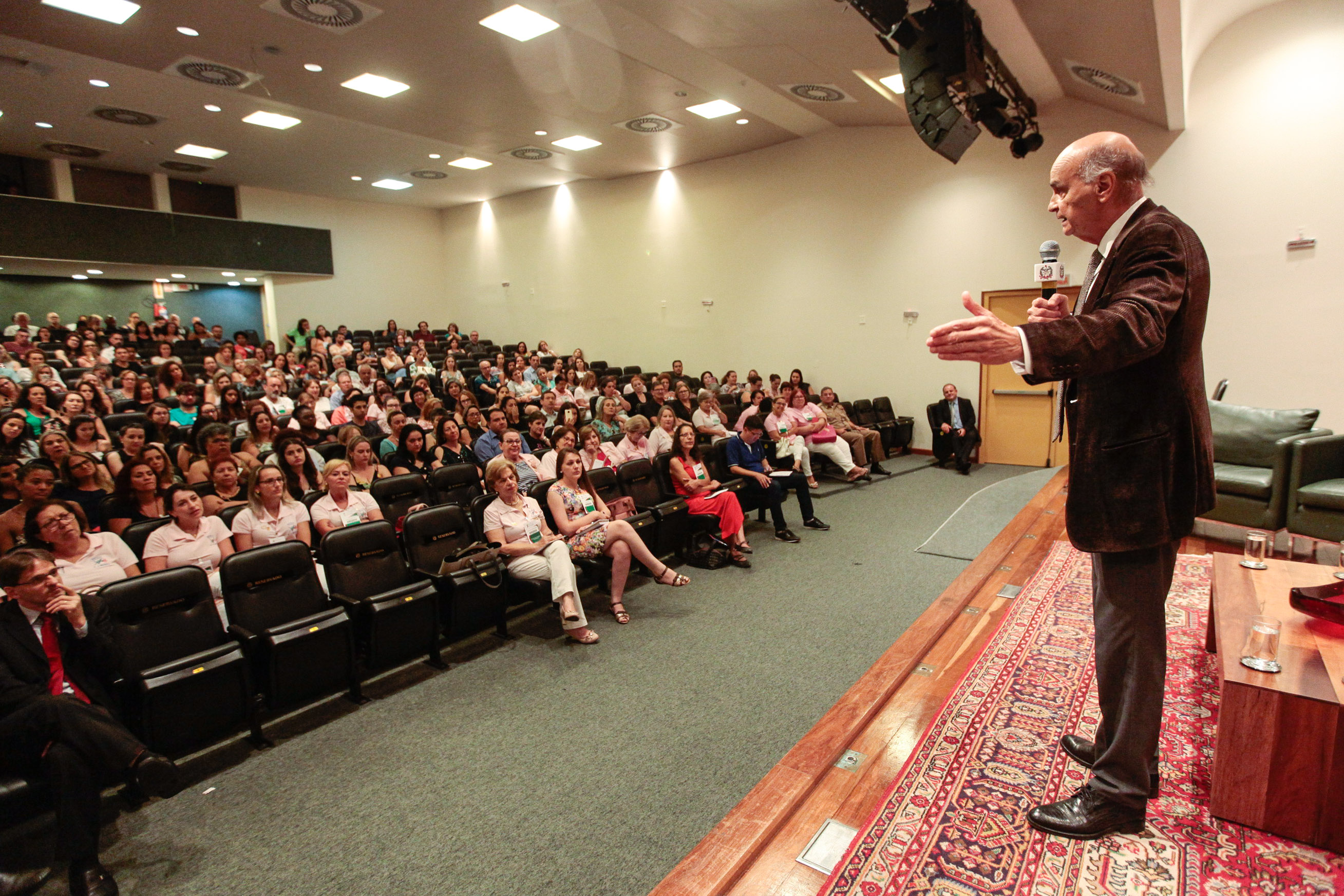 Palestra com Dr. Drauzio Varella e lançamento de campanha Câncer, Você Não Está Sozinho Nessa Luta.