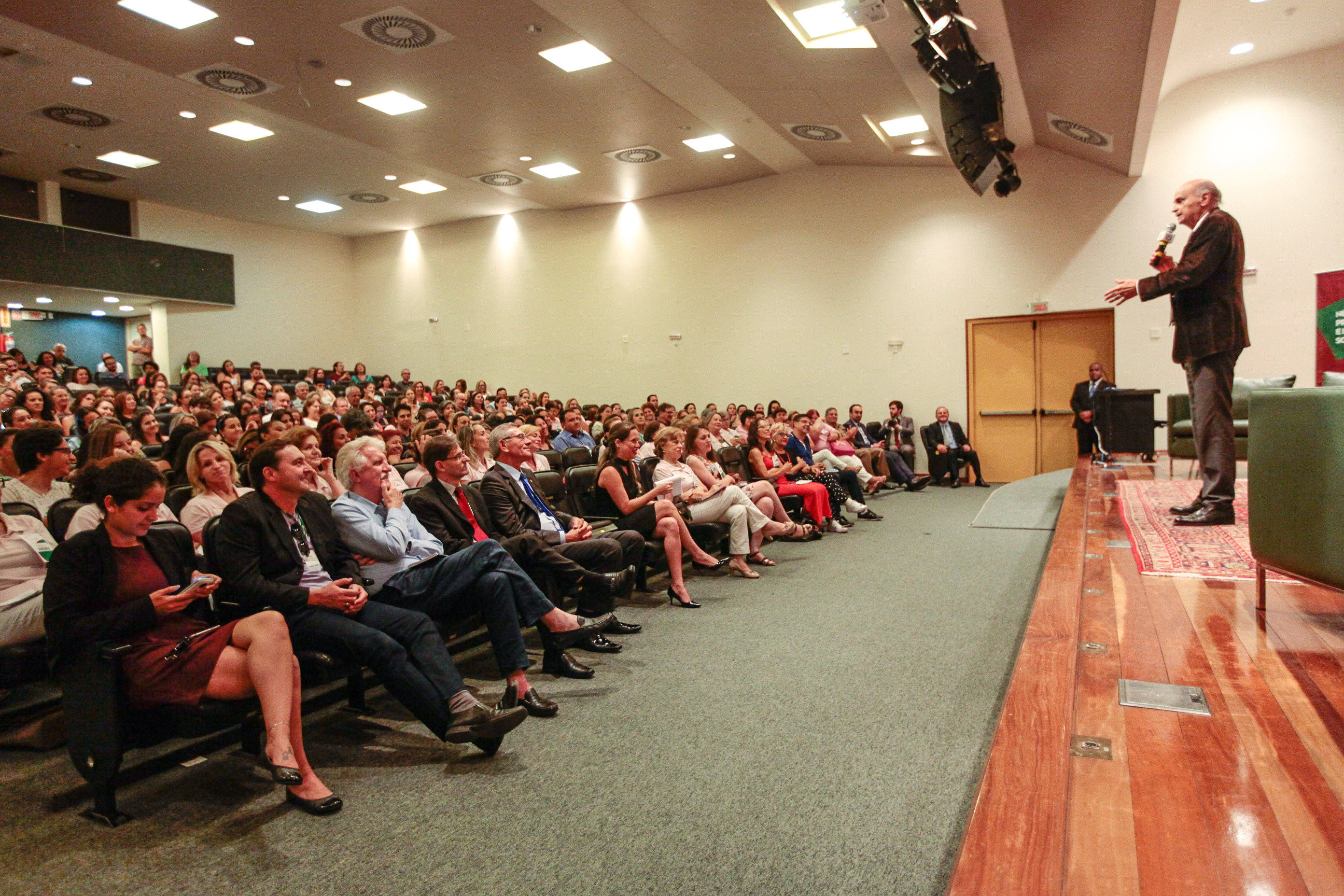 Palestra com Dr. Drauzio Varella e lançamento de campanha Câncer, Você Não Está Sozinho Nessa Luta.