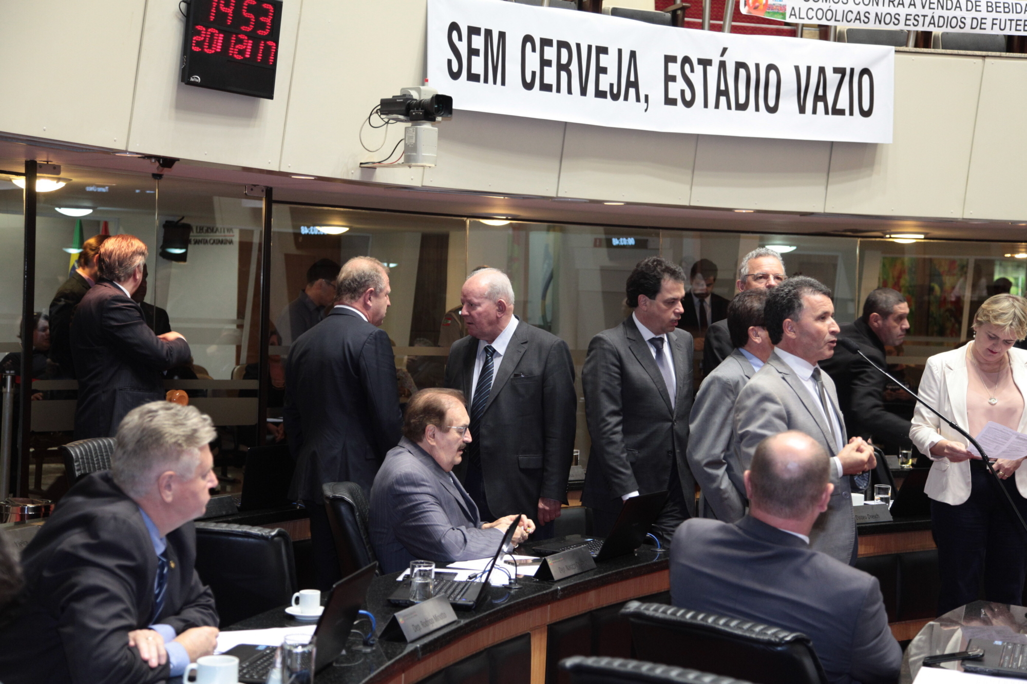 Assembleia aprova lei que prevê remissão de crédito tributário, mas rejeita artigo