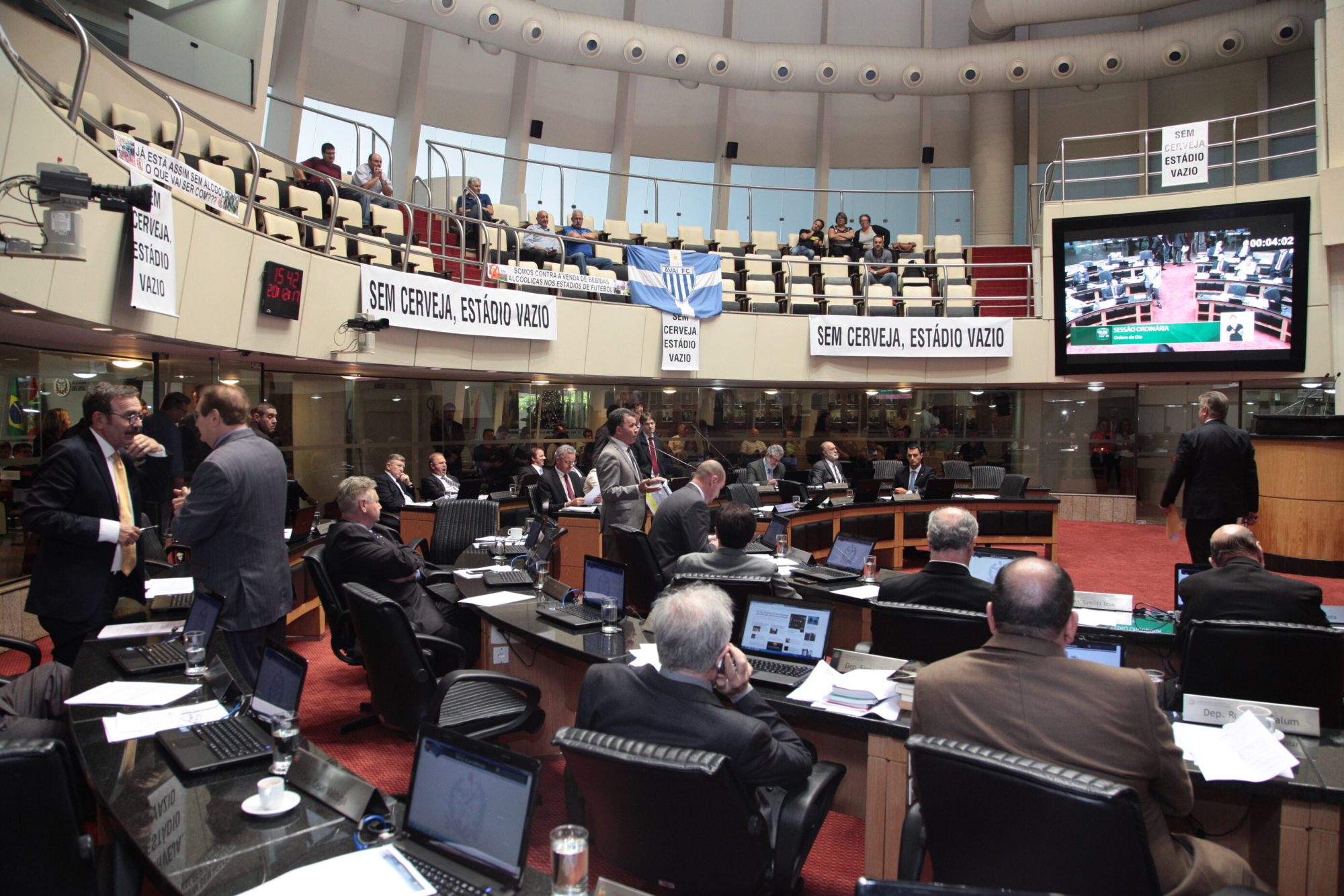 Após debates acirrados, Alesc aprova liberação de cerveja nos estádios