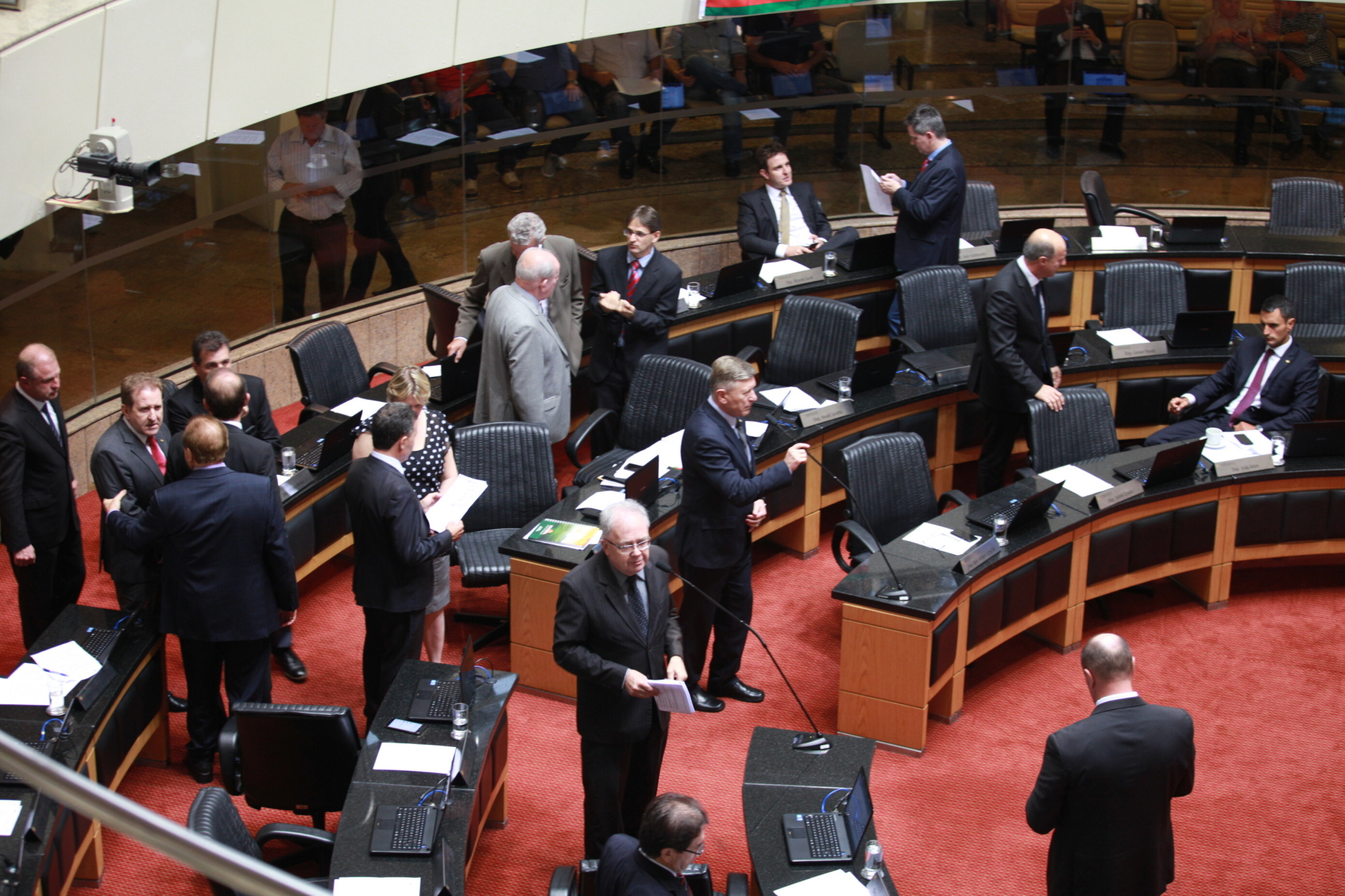 Projeto que prevê gratificações para delegados recebe apoio no plenário
