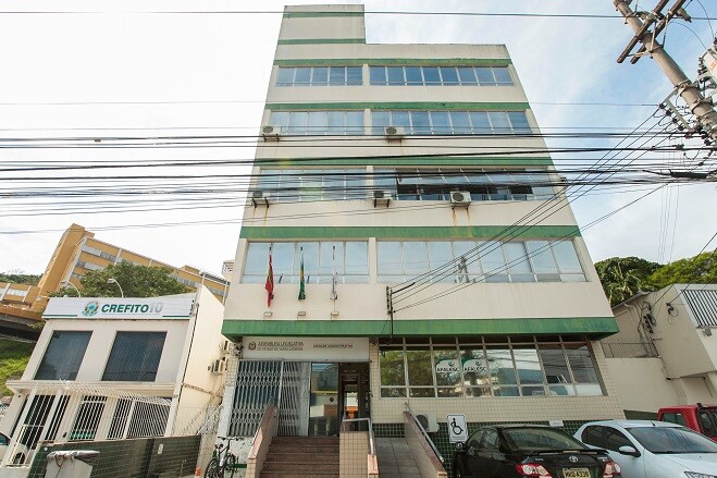 Prédio alugado pela ALESC na avenida Mauro Ramos que foi interditado por problemas estruturais