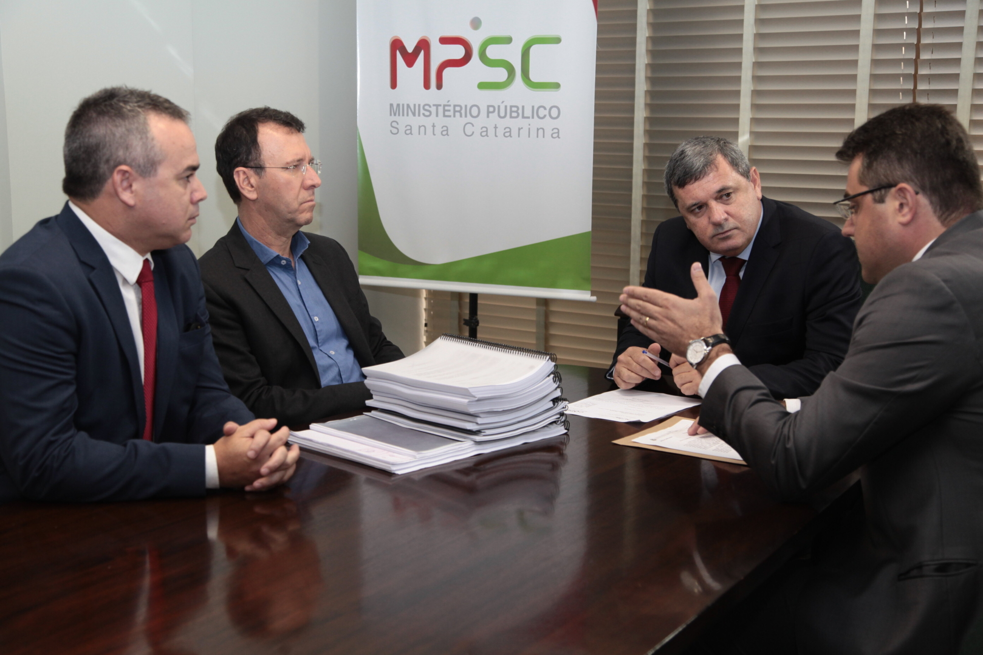 Alesc entrega processo de compra de imóvel ao MPSC e ao TCE
