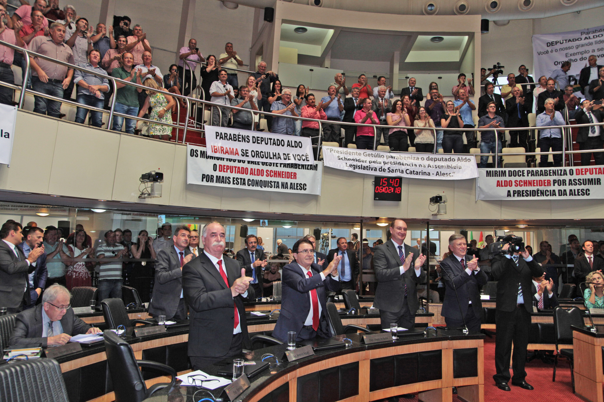 Autoridades estaduais e representes do Alto Vale prestigiam posse