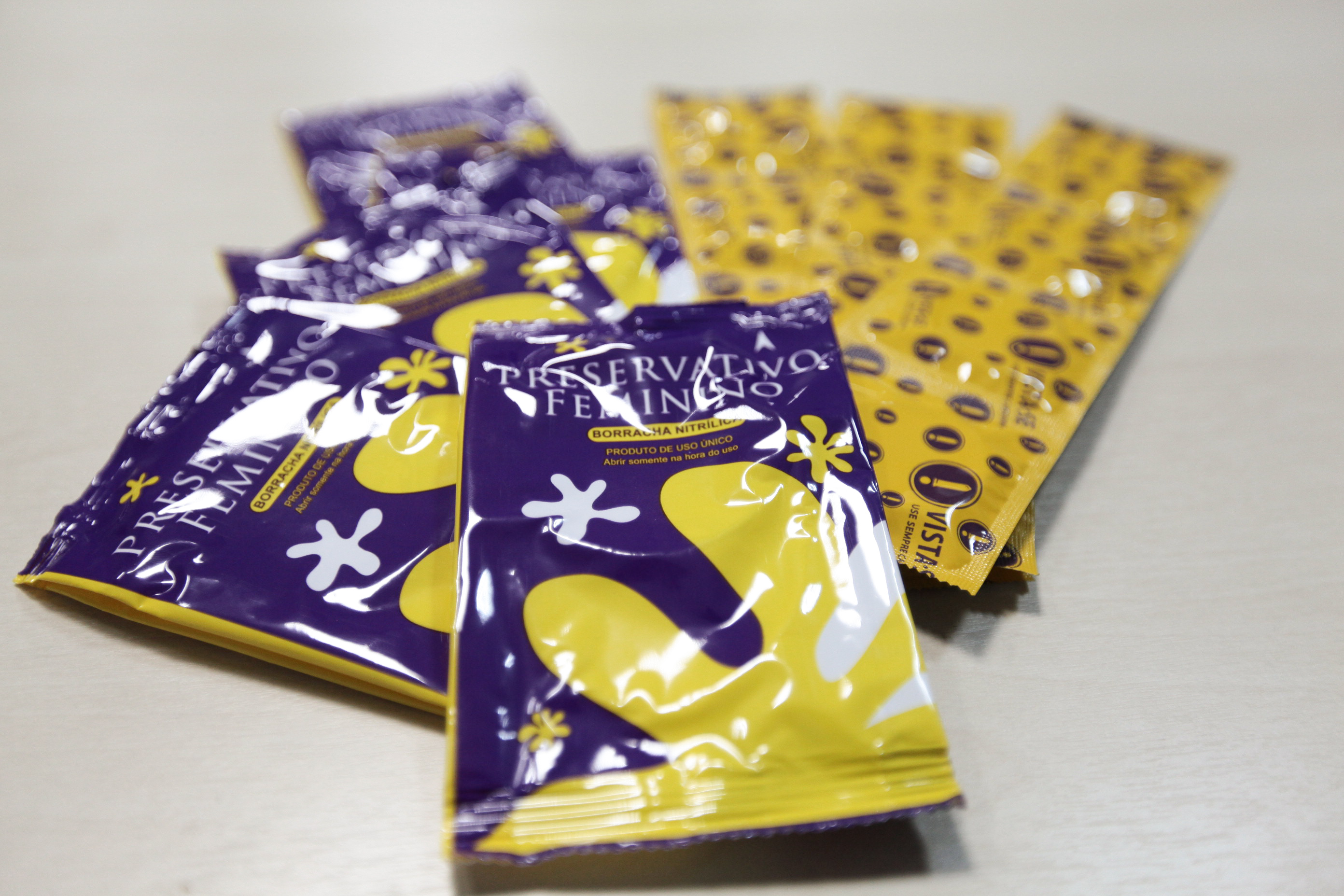 Preservativos femininos e masculinos.