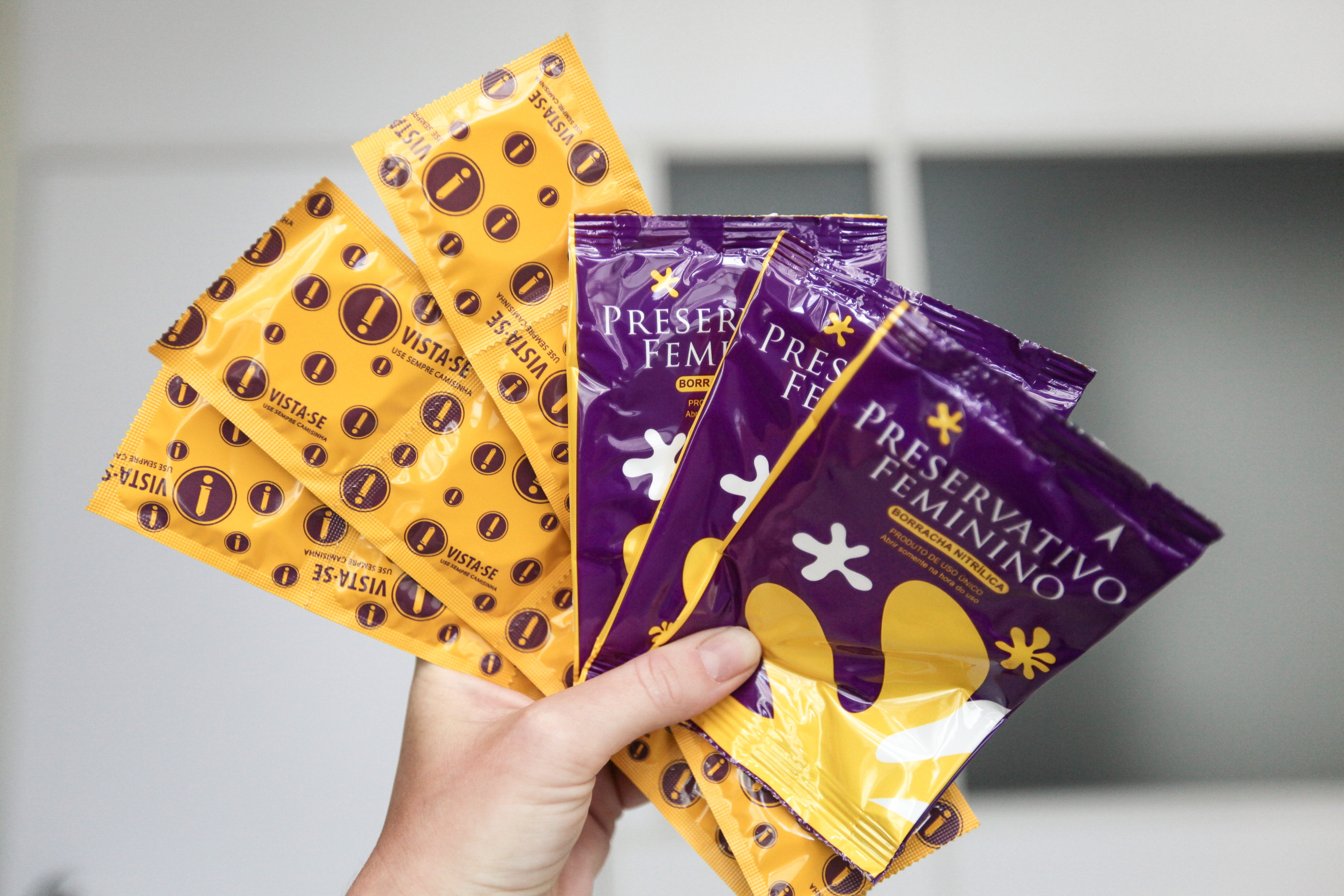 Preservativos femininos e masculinos.