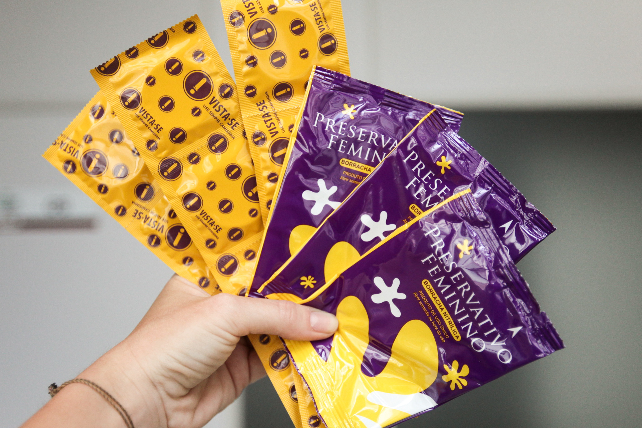Preservativos femininos e masculinos.