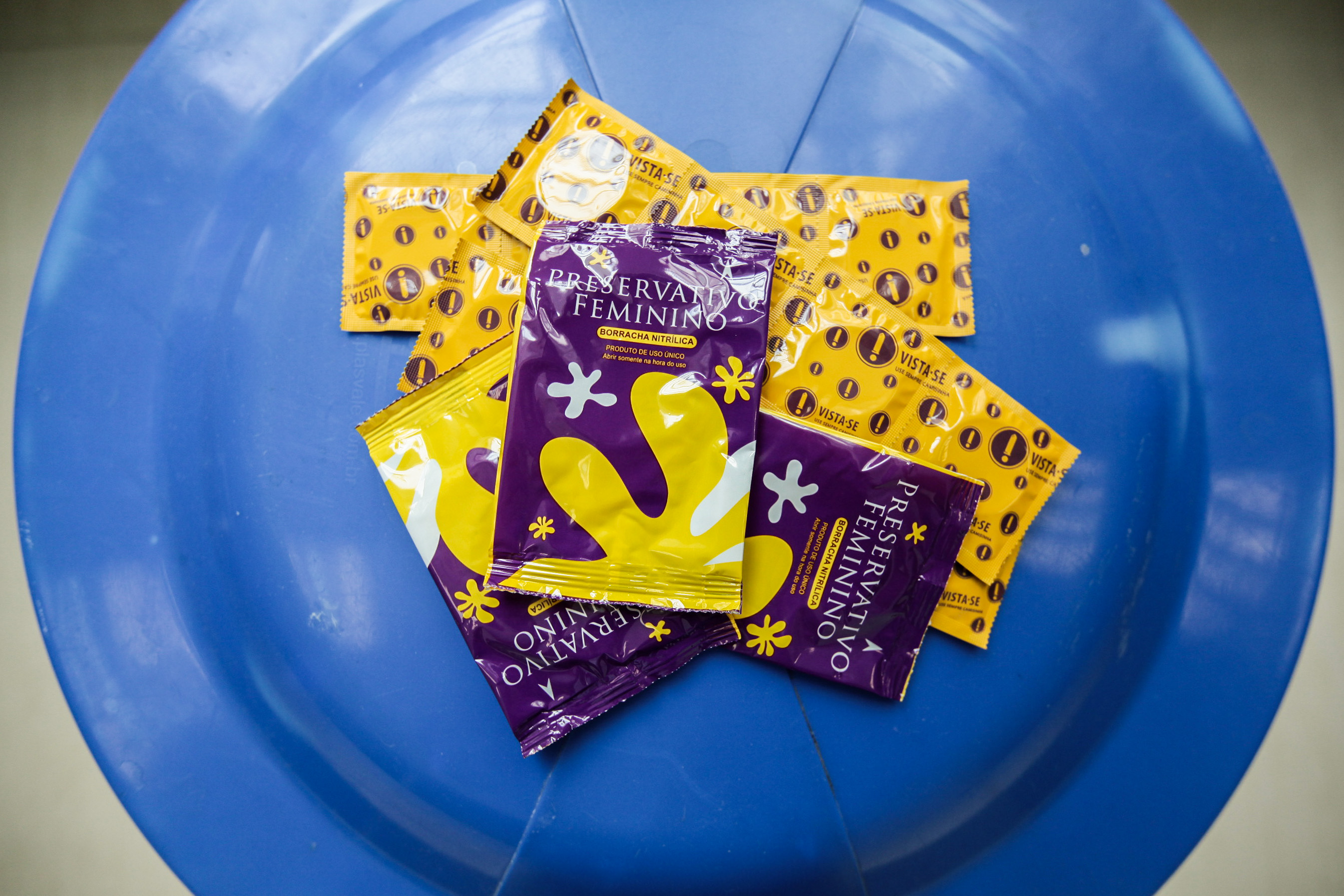 Preservativos femininos e masculinos.