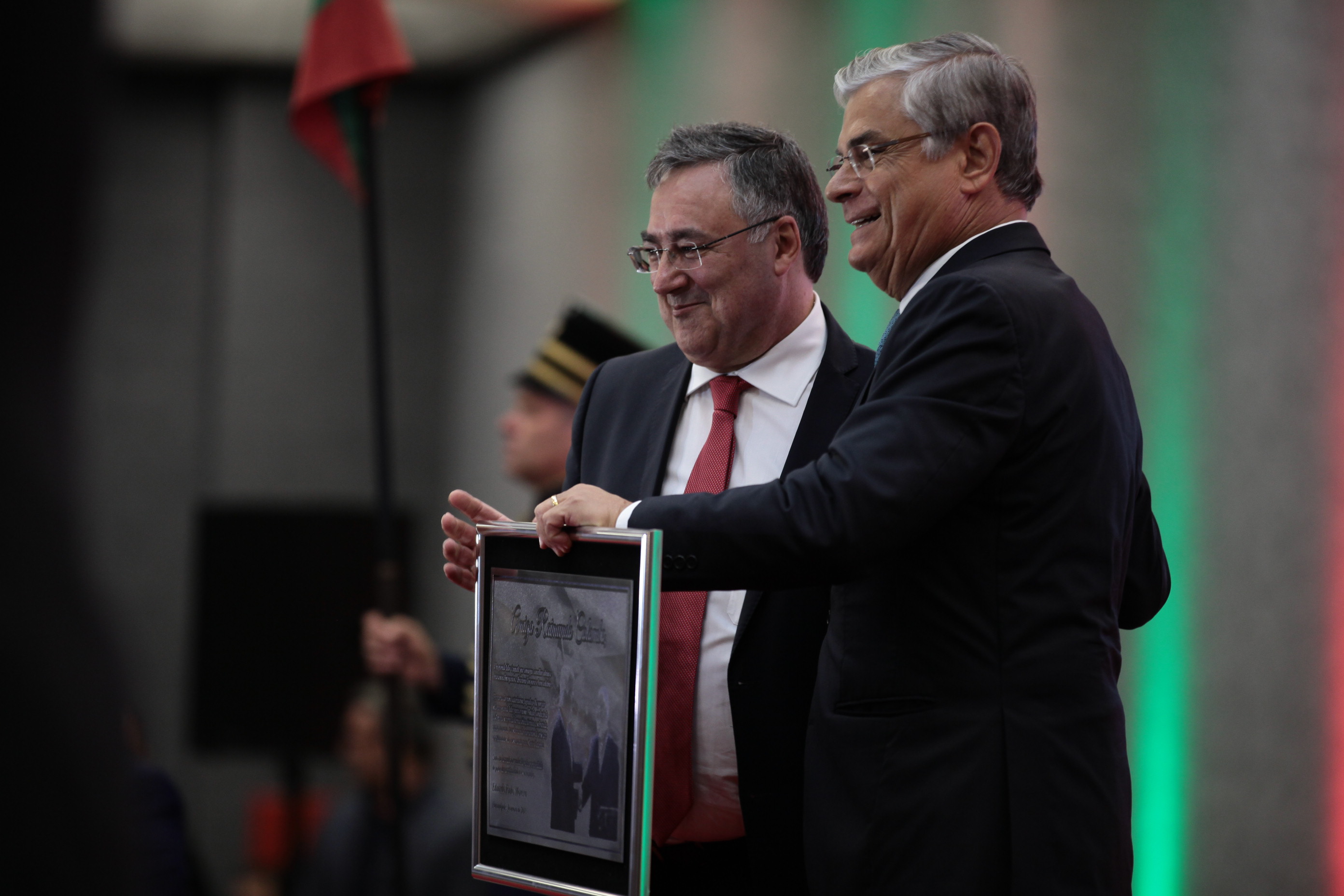 Raimundo Colombo licencia-se e Pinho Moreira Assume Governo.