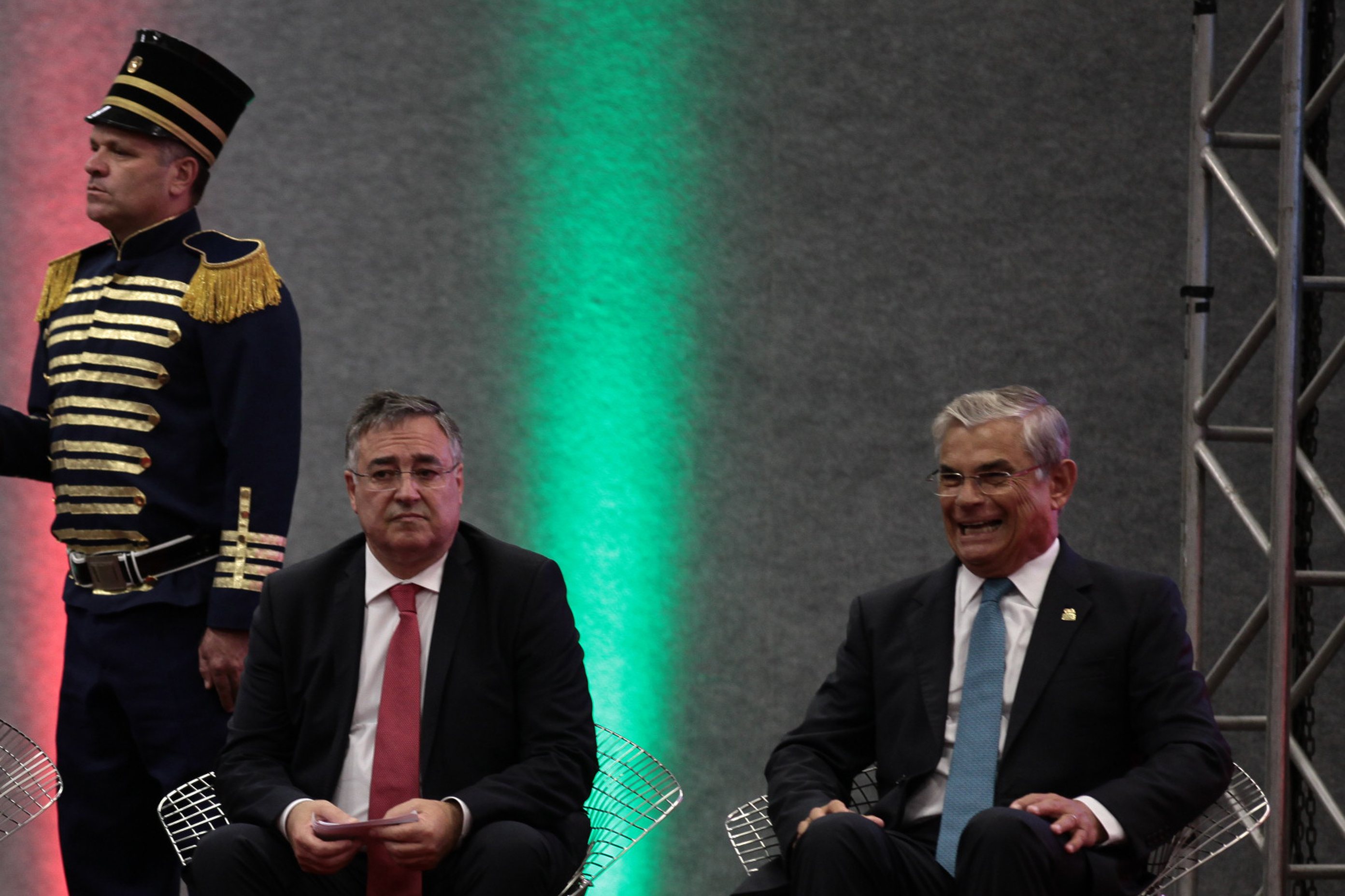 Raimundo Colombo licencia-se e Pinho Moreira Assume Governo