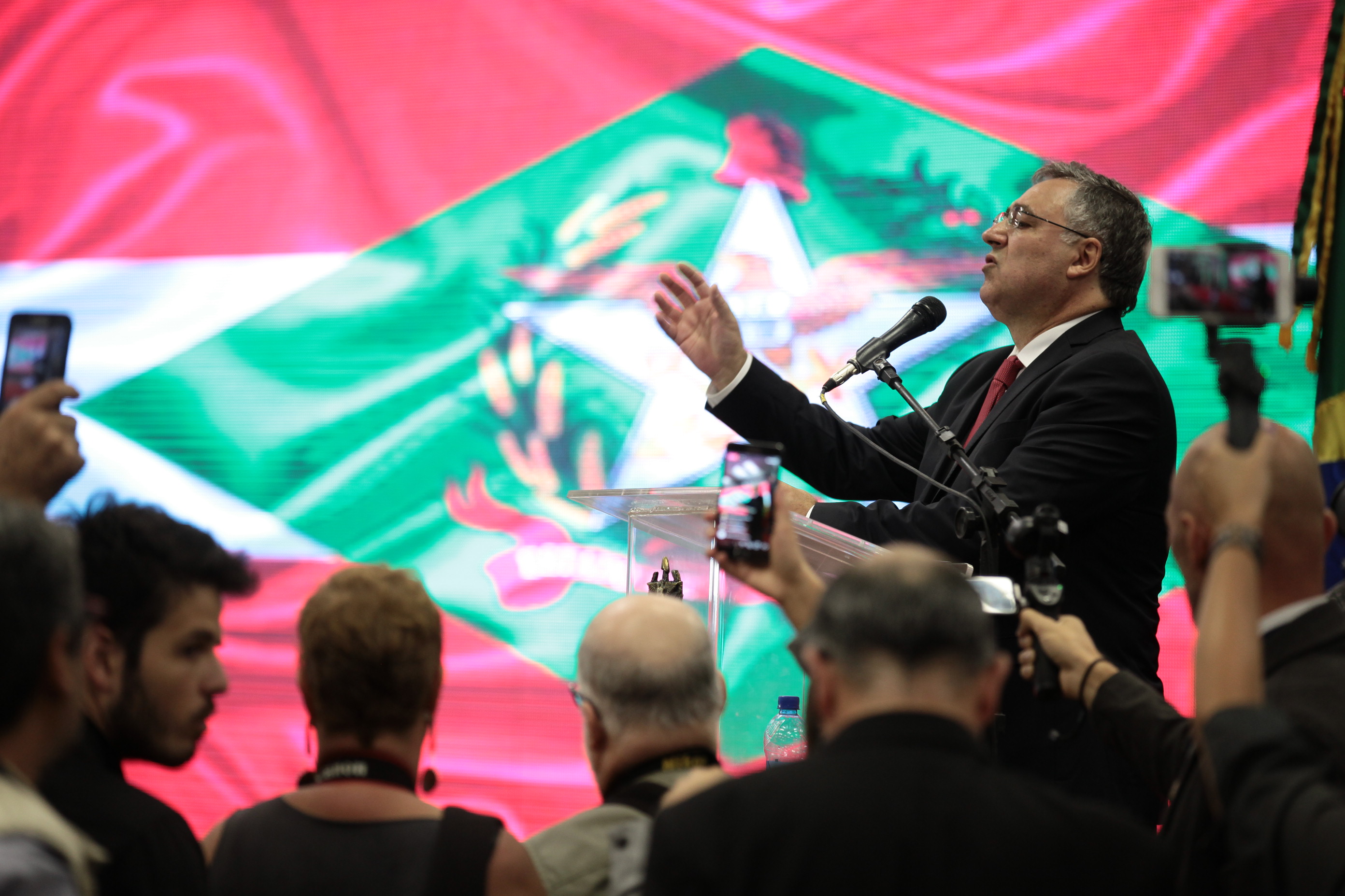 Raimundo Colombo licencia-se e Pinho Moreira Assume Governo.