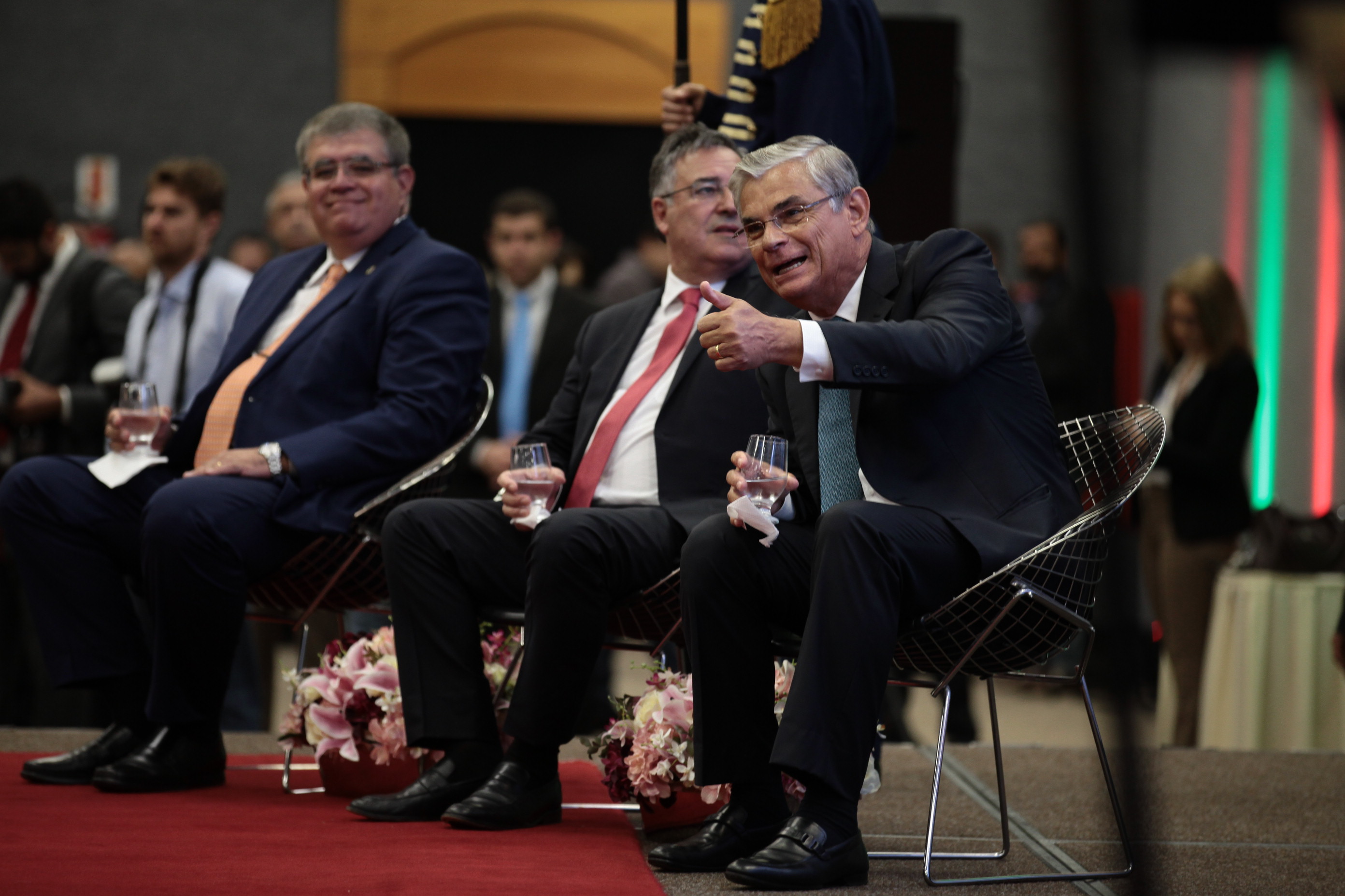 Raimundo Colombo licencia-se e Pinho Moreira Assume Governo.