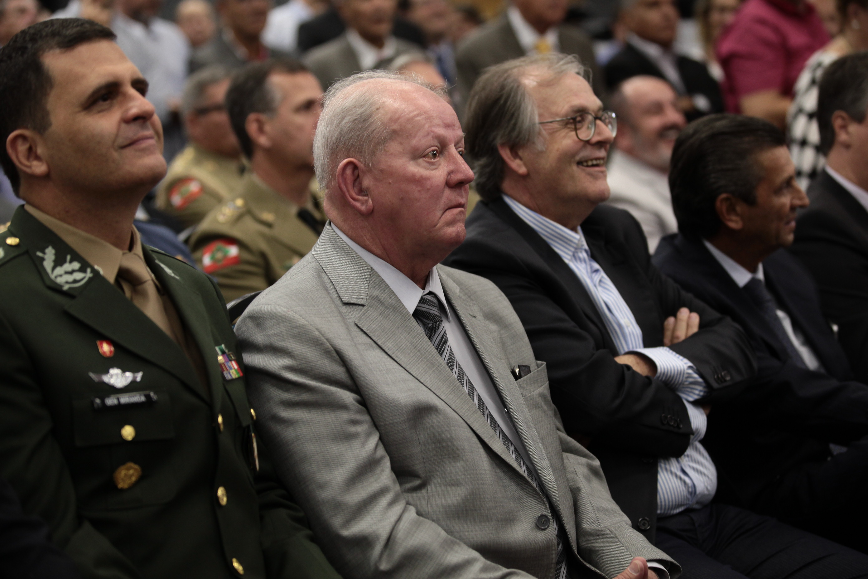 Raimundo Colombo licencia-se e Pinho Moreira Assume Governo.